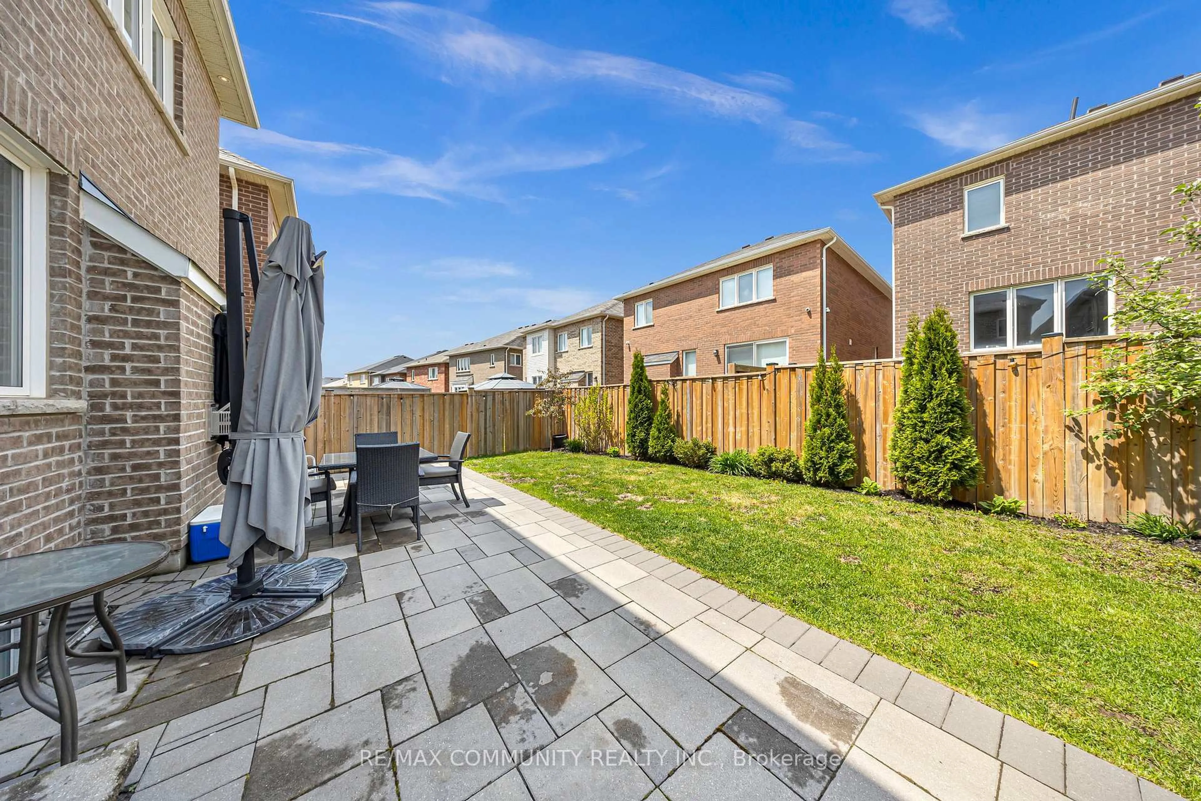 Patio, street for 1055 Foxtail Cres, Pickering Ontario L1X 0E7
