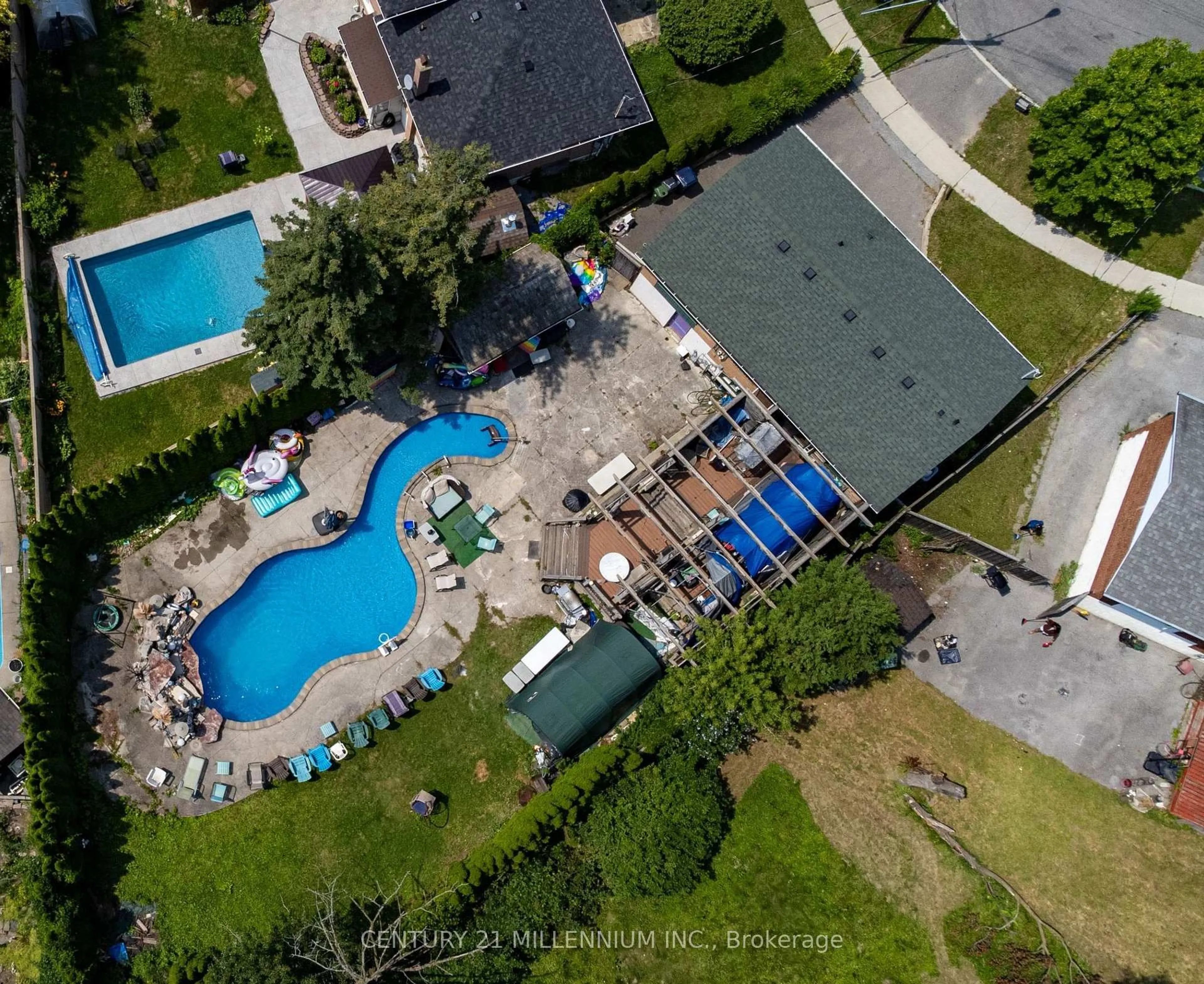 A pic from outside/outdoor area/front of a property/back of a property/a pic from drone, water/lake/river/ocean view for 15 Benary Cres, Toronto Ontario M1H 1K9