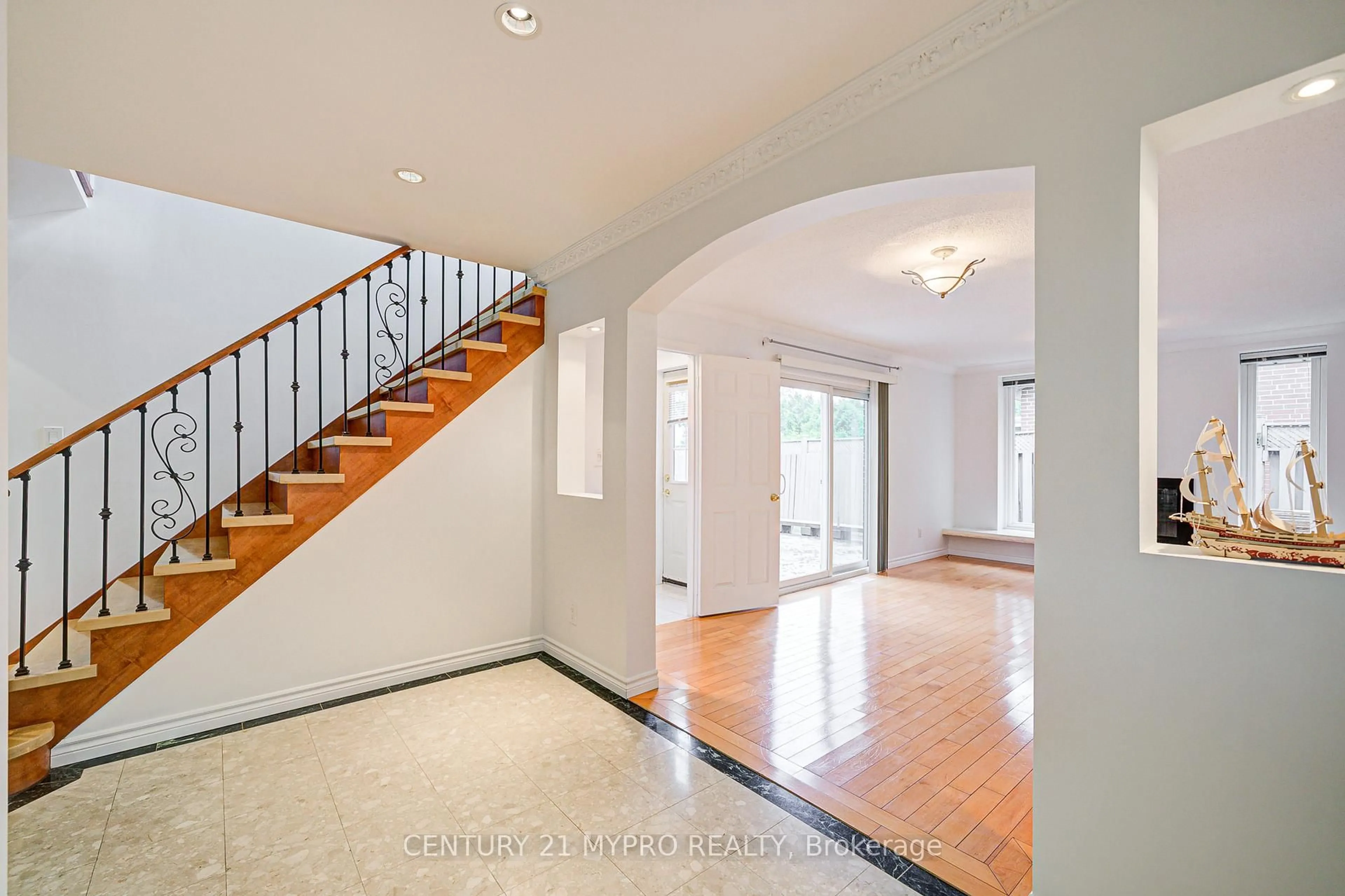 Indoor entryway for 27 Dalbret Cres, Toronto Ontario M1T 2X2