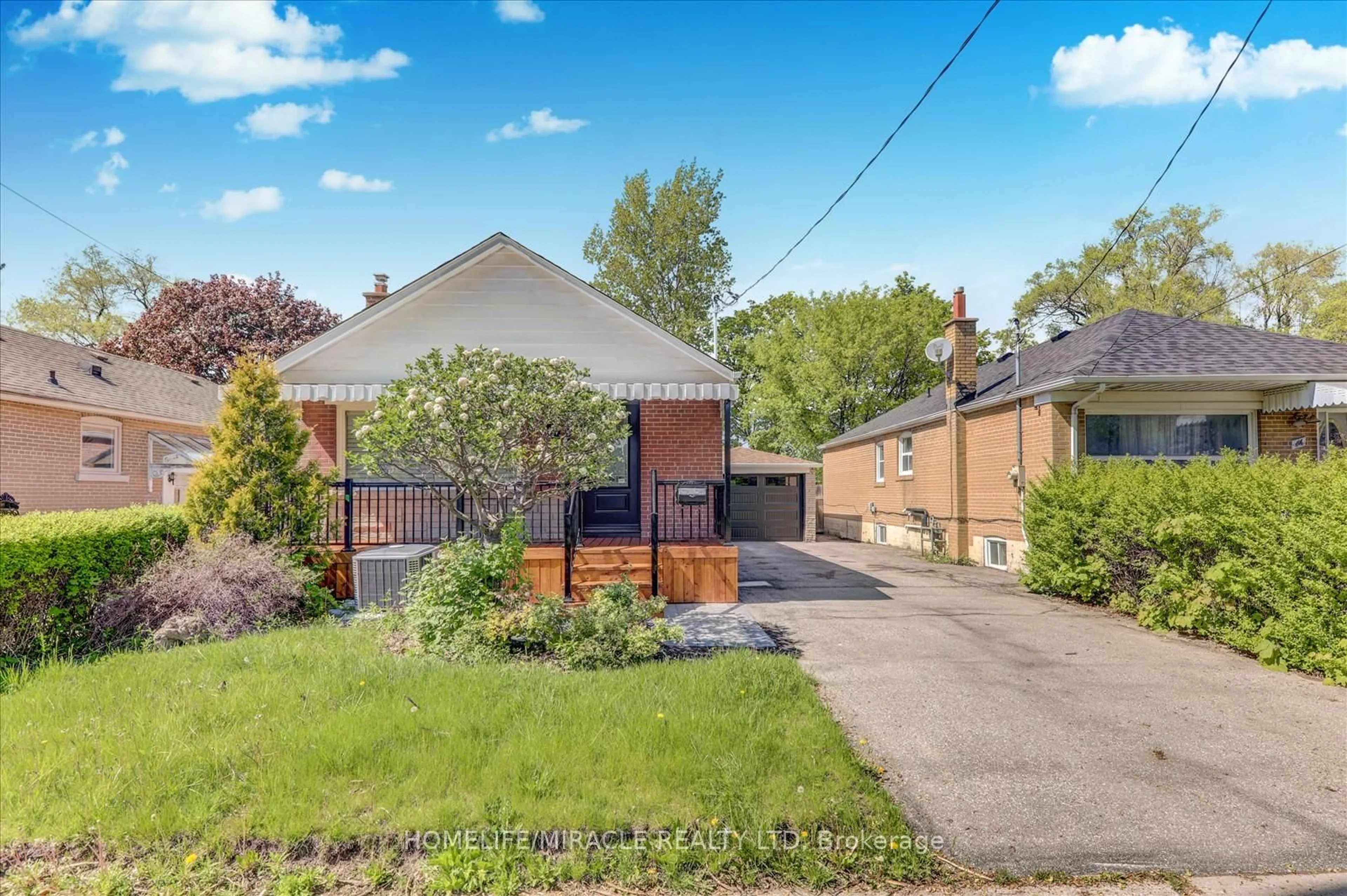 A pic from outside/outdoor area/front of a property/back of a property/a pic from drone, street for 44 Leahurst Dr, Toronto Ontario M1L 2C4