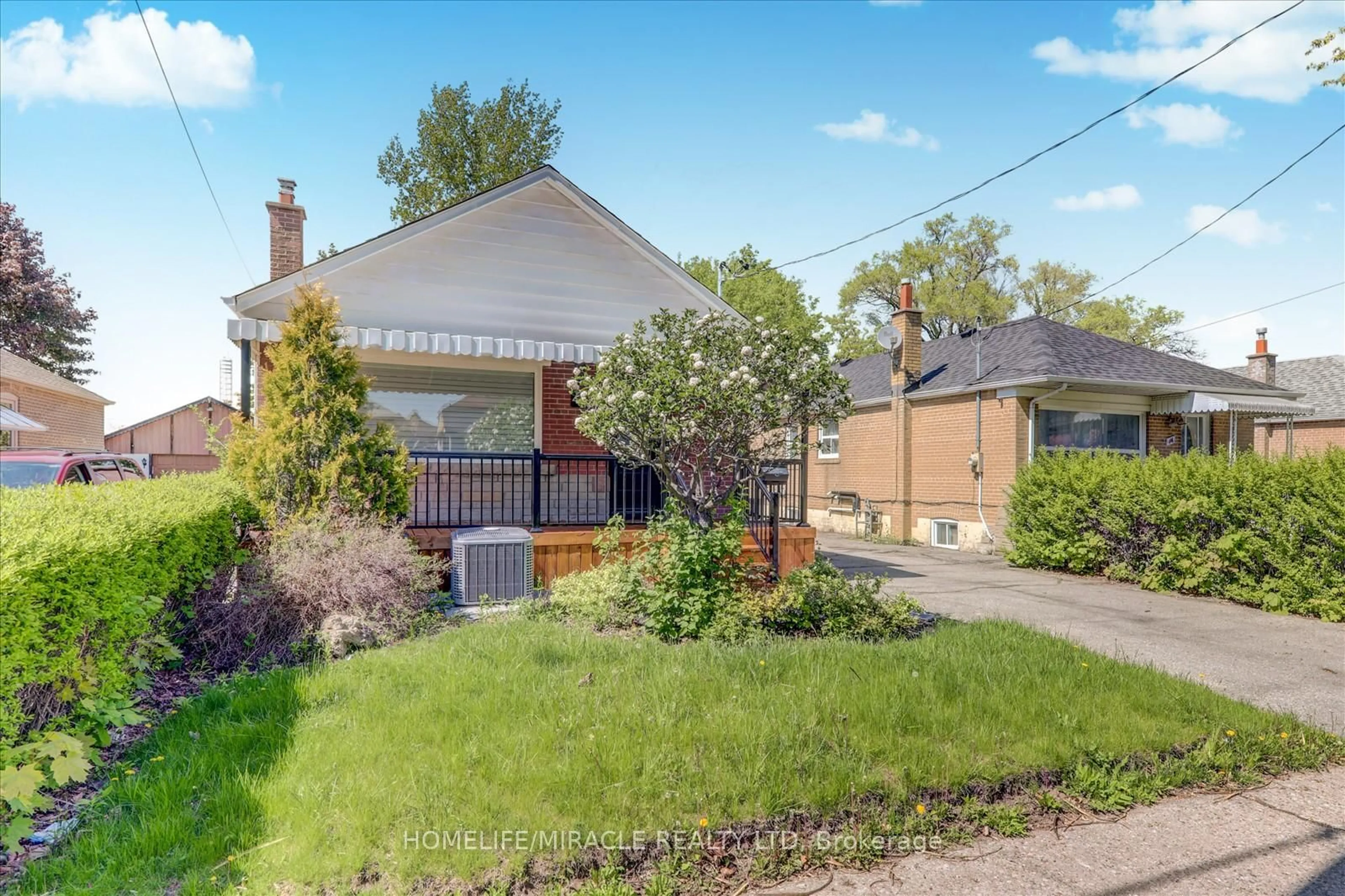 A pic from outside/outdoor area/front of a property/back of a property/a pic from drone, street for 44 Leahurst Dr, Toronto Ontario M1L 2C4