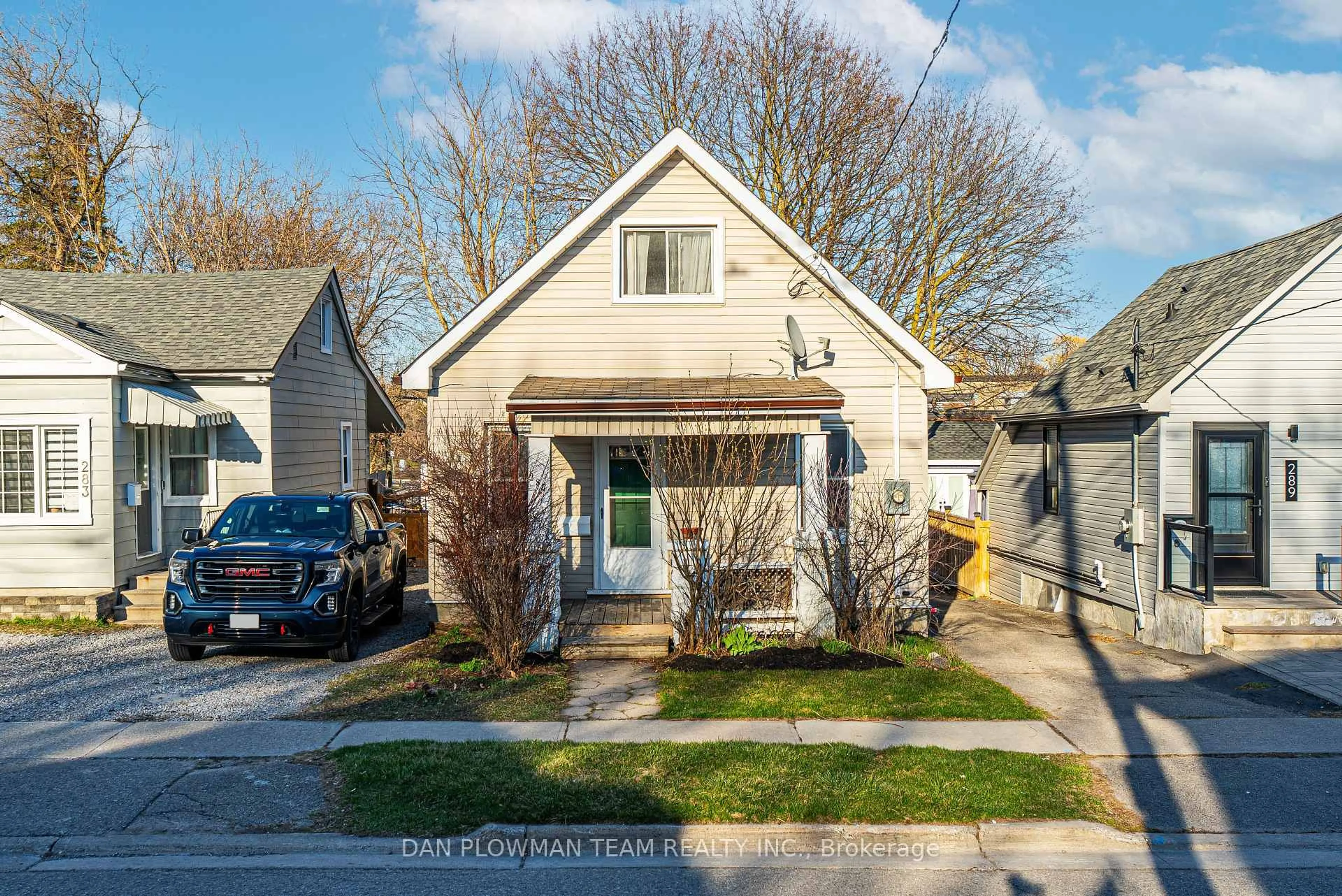 A pic from outside/outdoor area/front of a property/back of a property/a pic from drone, street for 287 Nassau St, Oshawa Ontario L1J 4A9