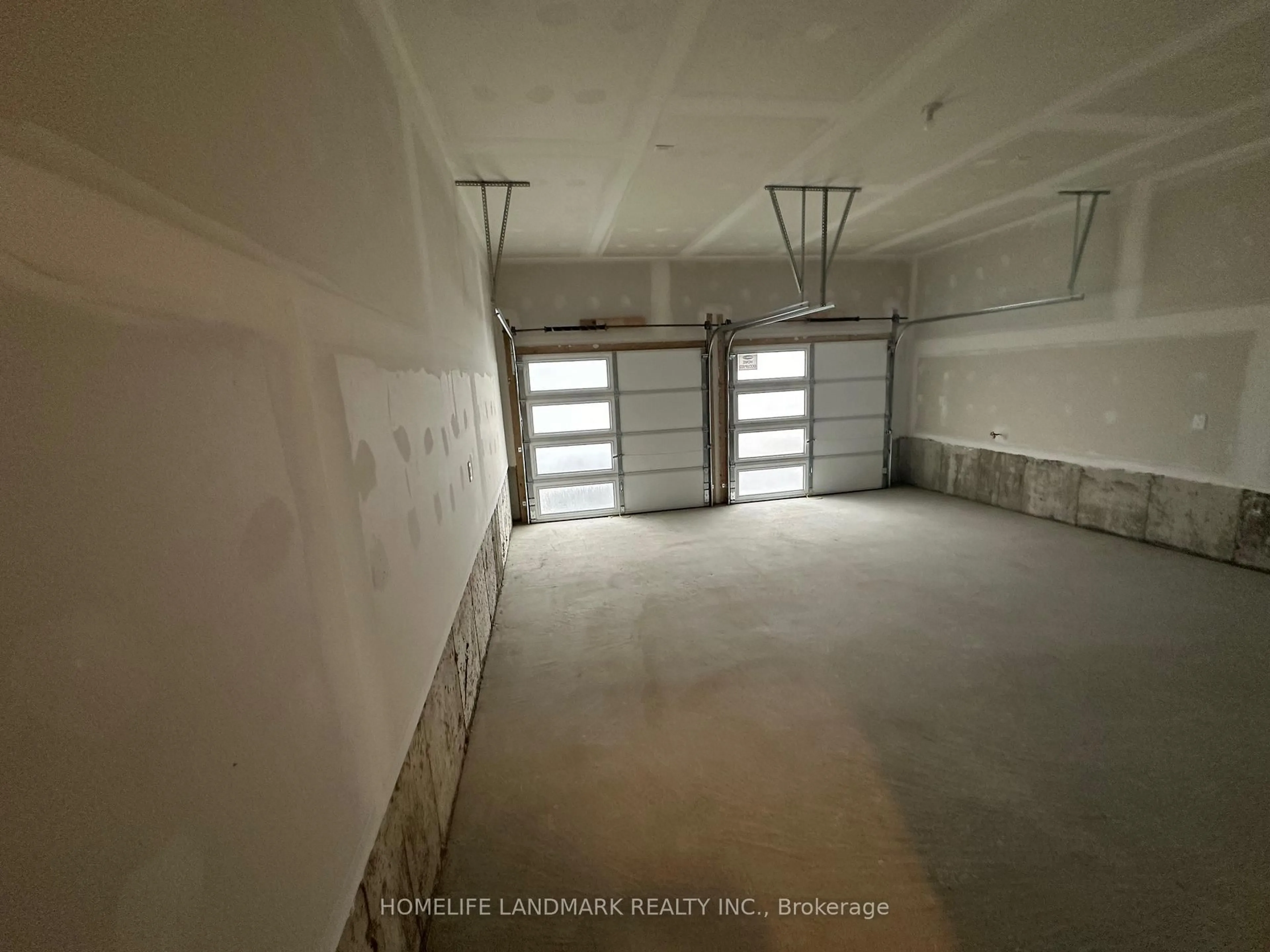 Indoor garage for 1516 Honey Locust Pl, Pickering Ontario L0H 1J0