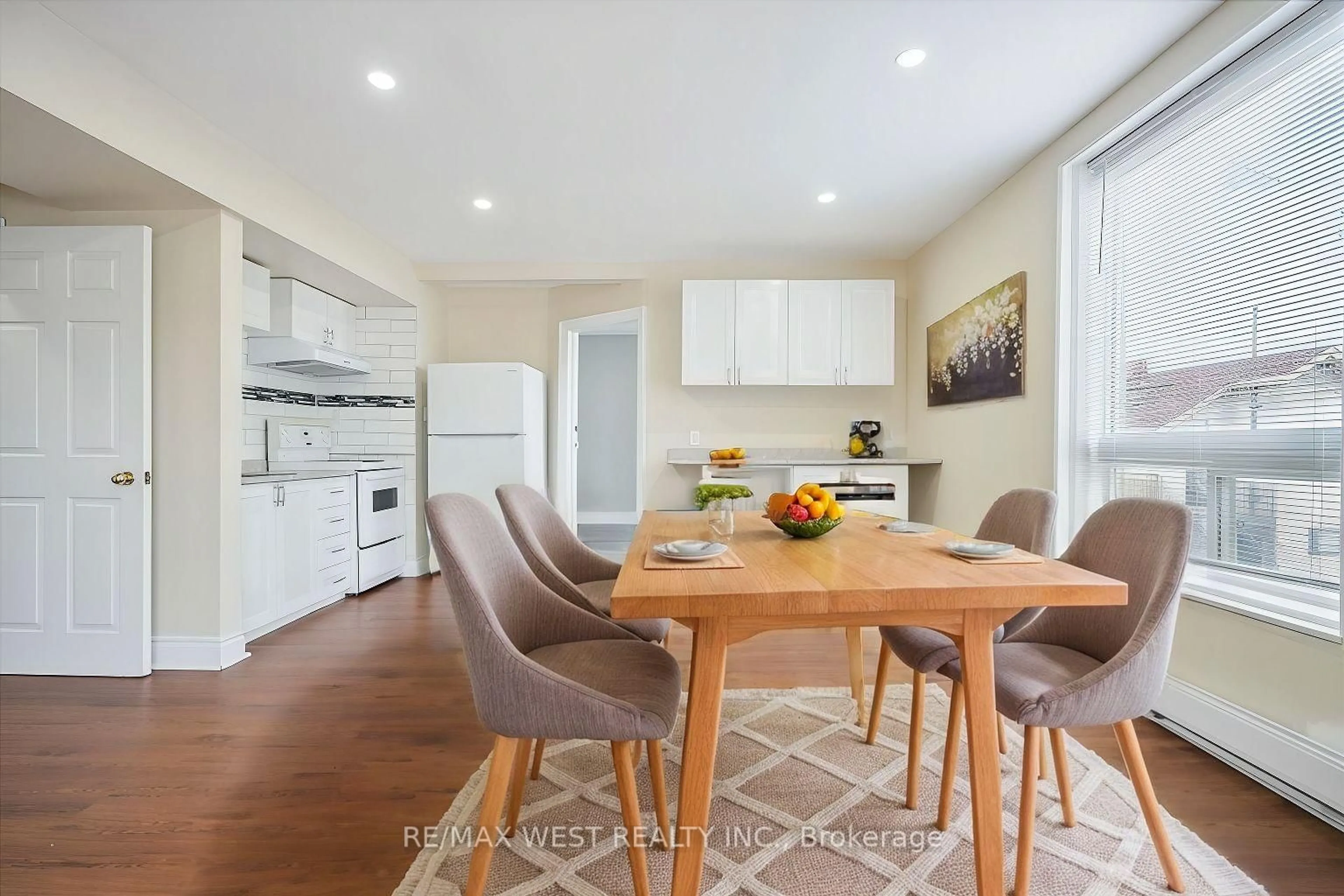 Open concept kitchen, wood/laminate floor for 1408 Kingston Rd, Toronto Ontario M1N 1R3