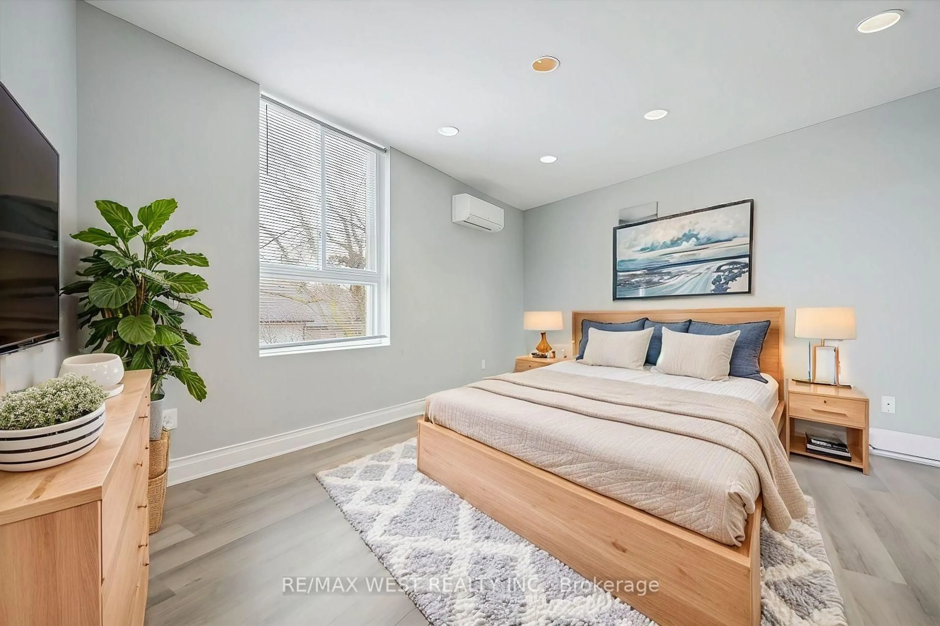 Bedroom with bed, unknown for 1408 Kingston Rd, Toronto Ontario M1N 1R3