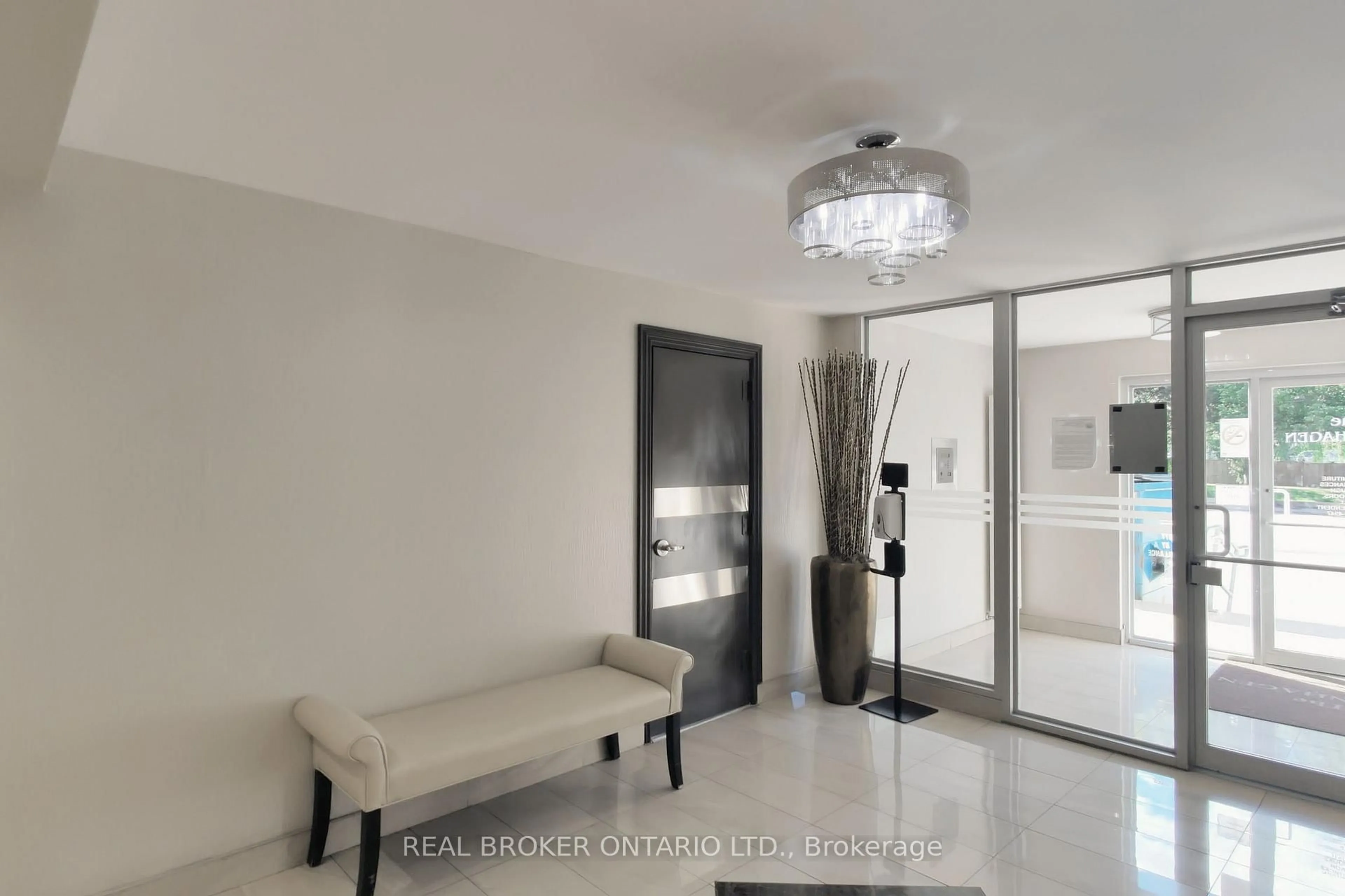 Indoor foyer for 2 GLAMORGAN Ave #1012, Toronto Ontario M1P 2M8