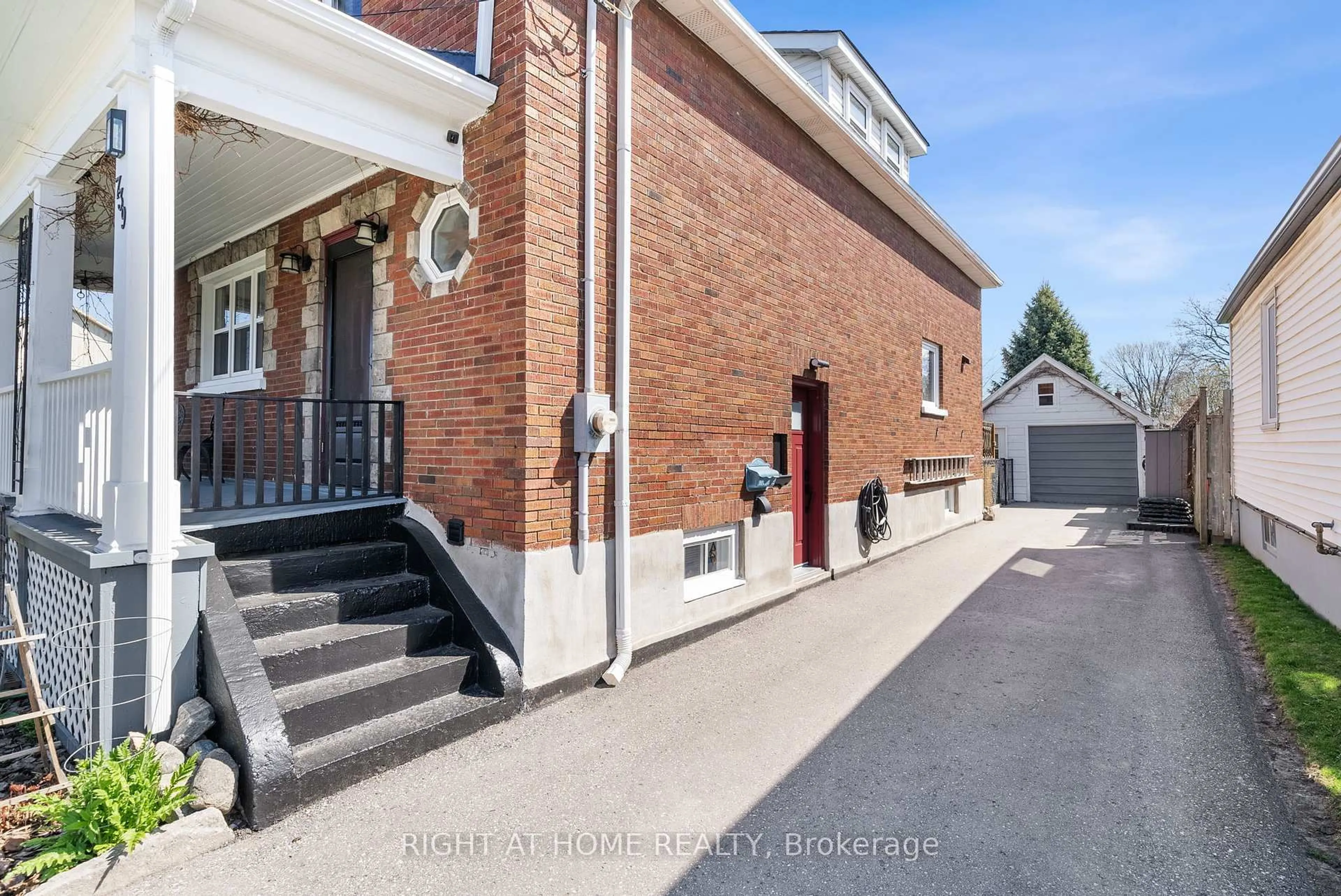 A pic from outside/outdoor area/front of a property/back of a property/a pic from drone, street for 739 Albert St, Oshawa Ontario L1H 4T7
