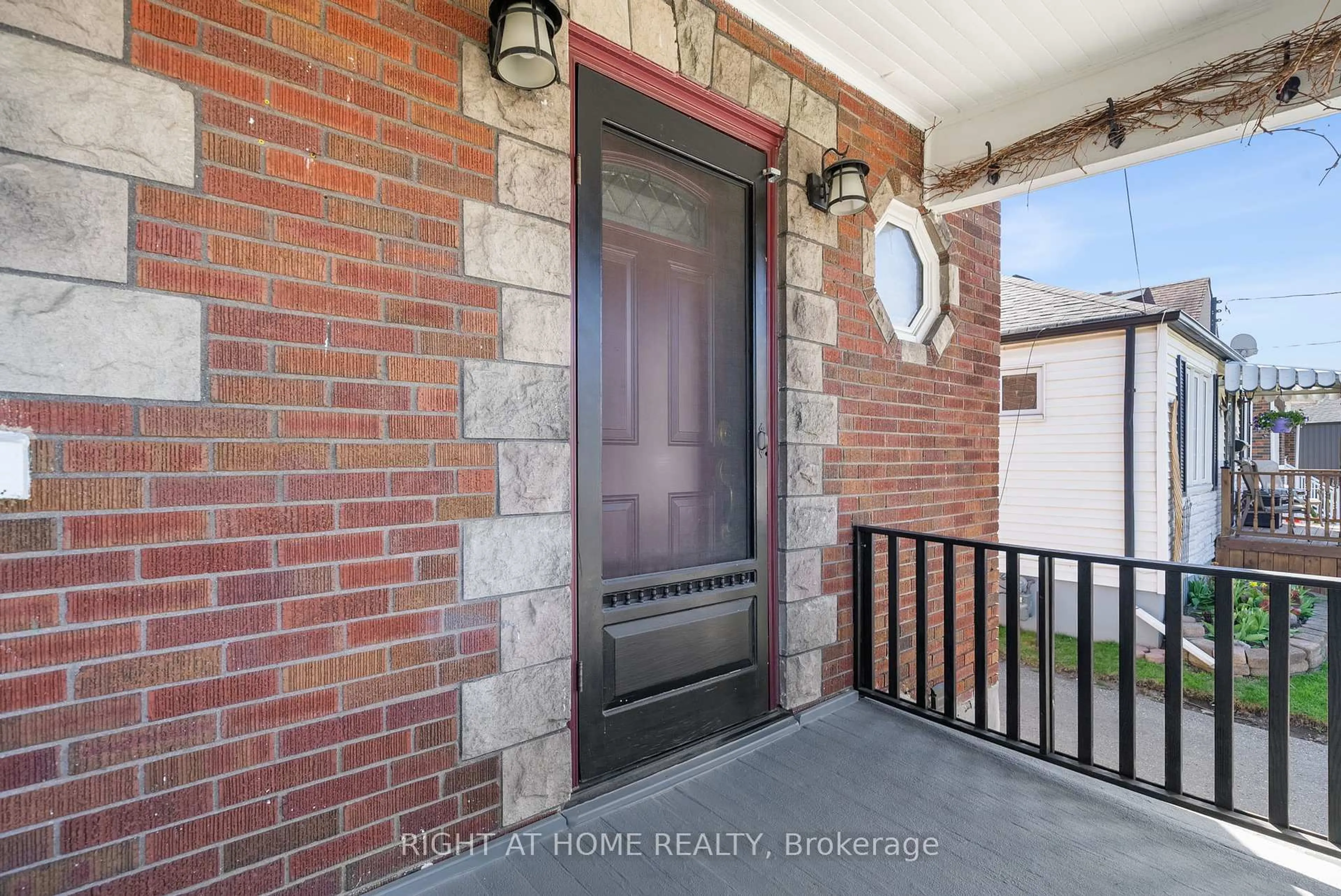 Indoor entryway for 739 Albert St, Oshawa Ontario L1H 4T7