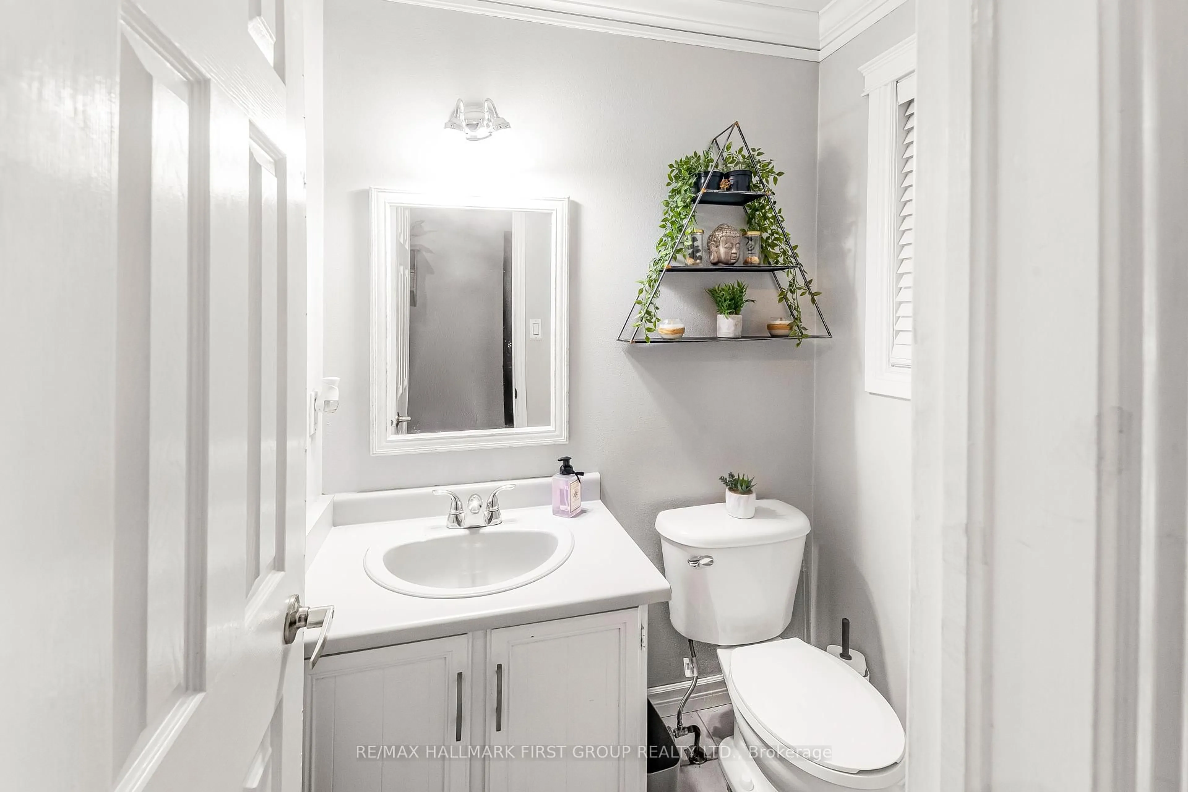 Standard bathroom, ceramic/tile floor for 198 Sagebrush St, Oshawa Ontario L1J 7W4
