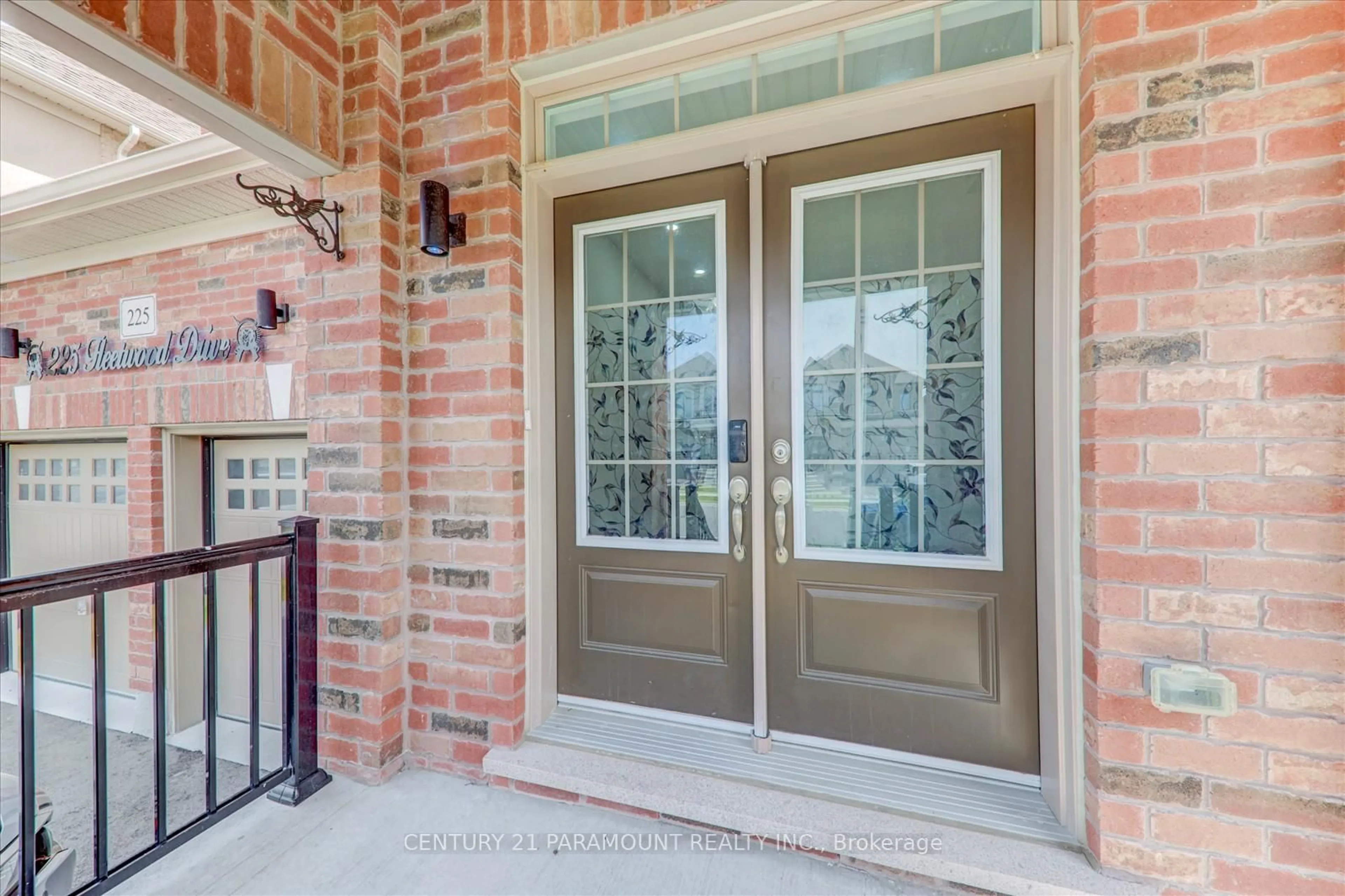 Indoor entryway for 225 Fleetwood Dr, Oshawa Ontario L1K 3E7