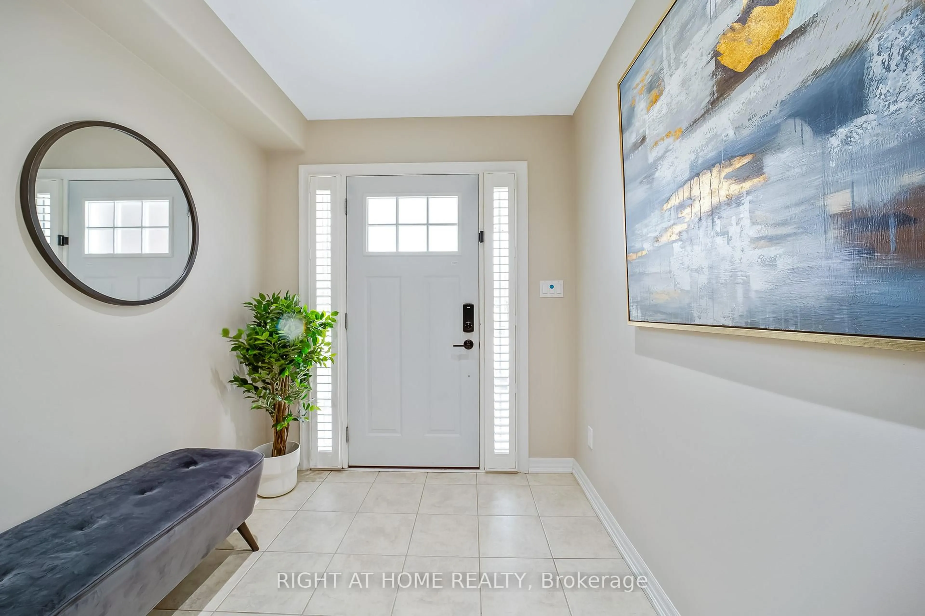 Indoor entryway for 1804 Silverstone Cres, Oshawa Ontario L1K 0V6