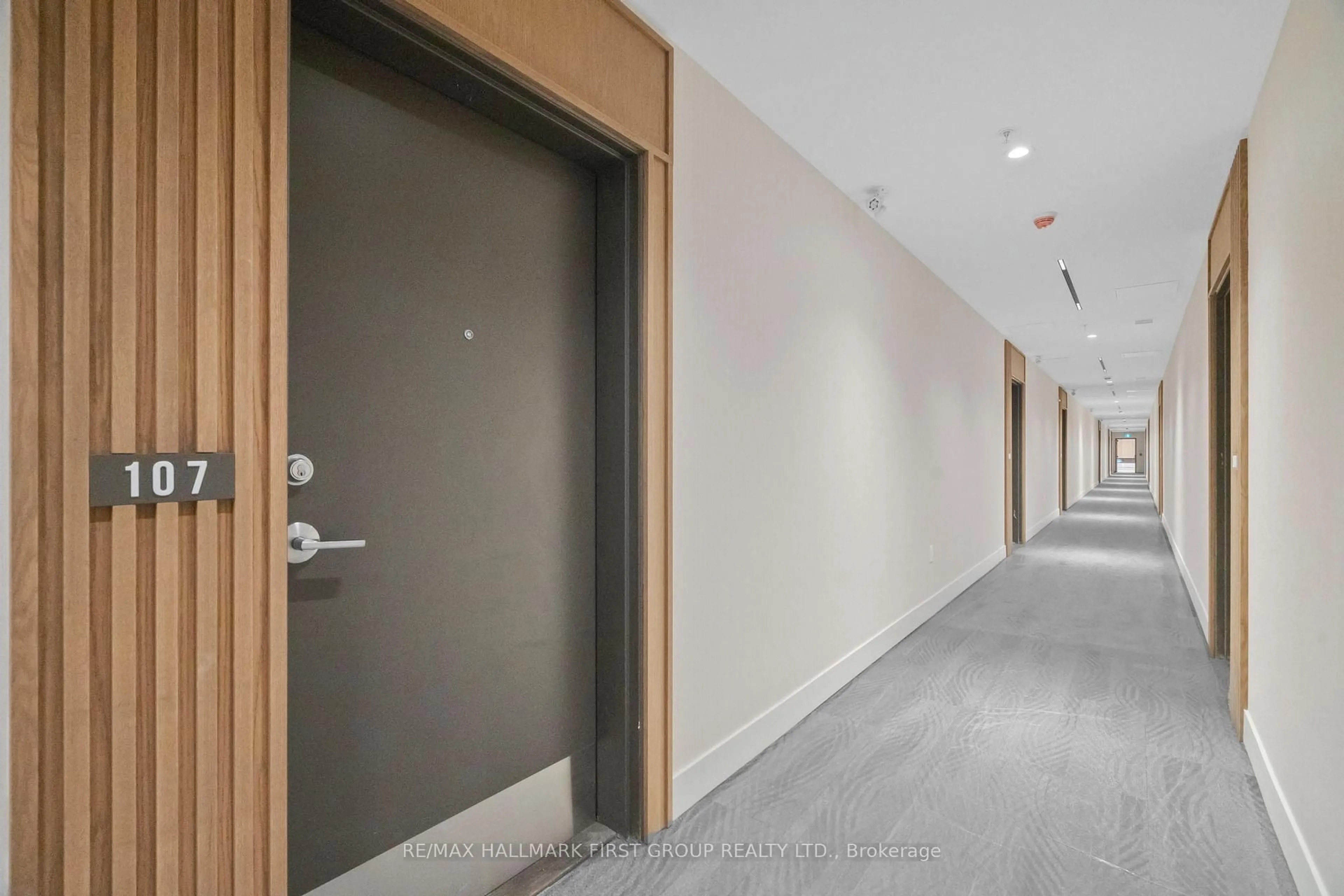 Indoor foyer for 385 Arctic Red Dr #107, Oshawa Ontario L1L 0H8