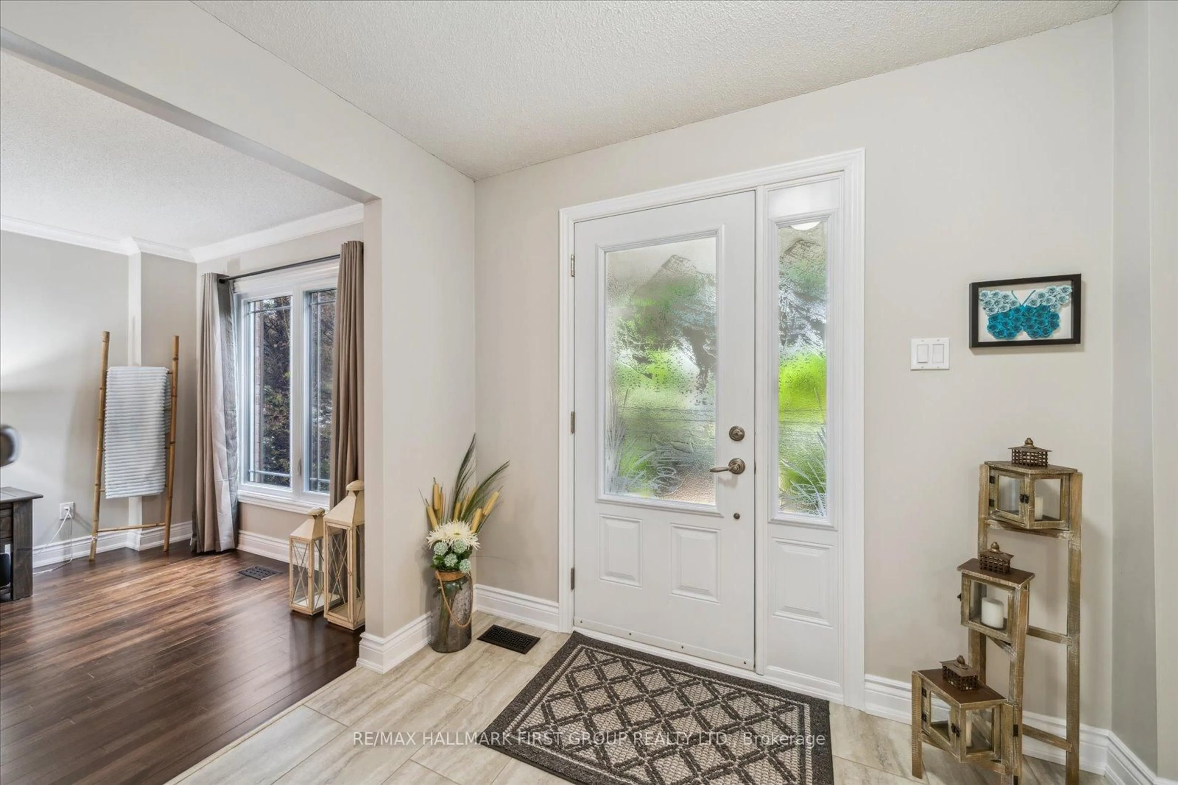 Indoor entryway for 50 Lillian Cres, Clarington Ontario L1B 1G3