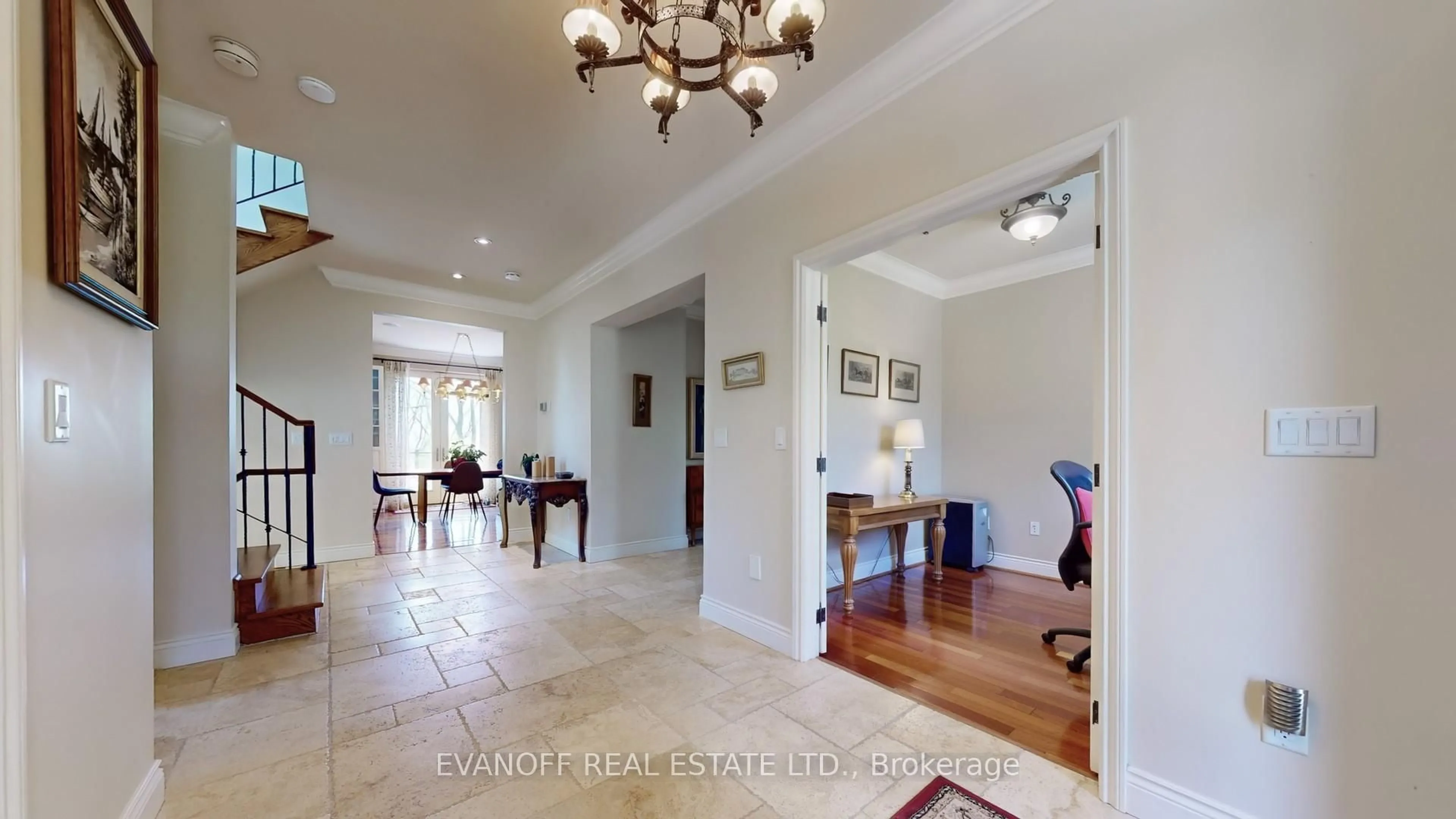 Indoor foyer for 21 Guildcrest Dr, Toronto Ontario M1E 1E2