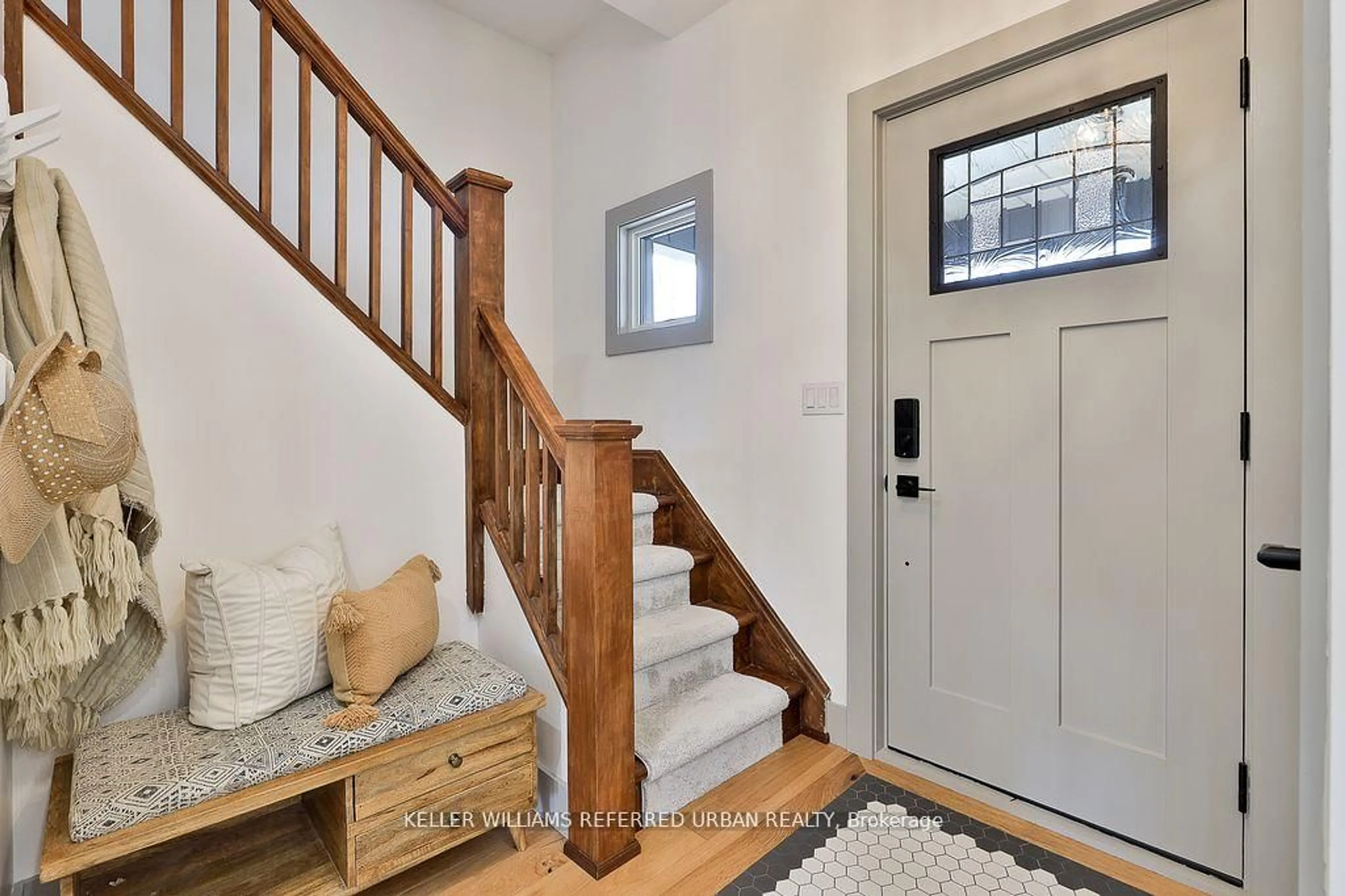 Indoor entryway for 146 Agnes St, Oshawa Ontario L1G 1V4