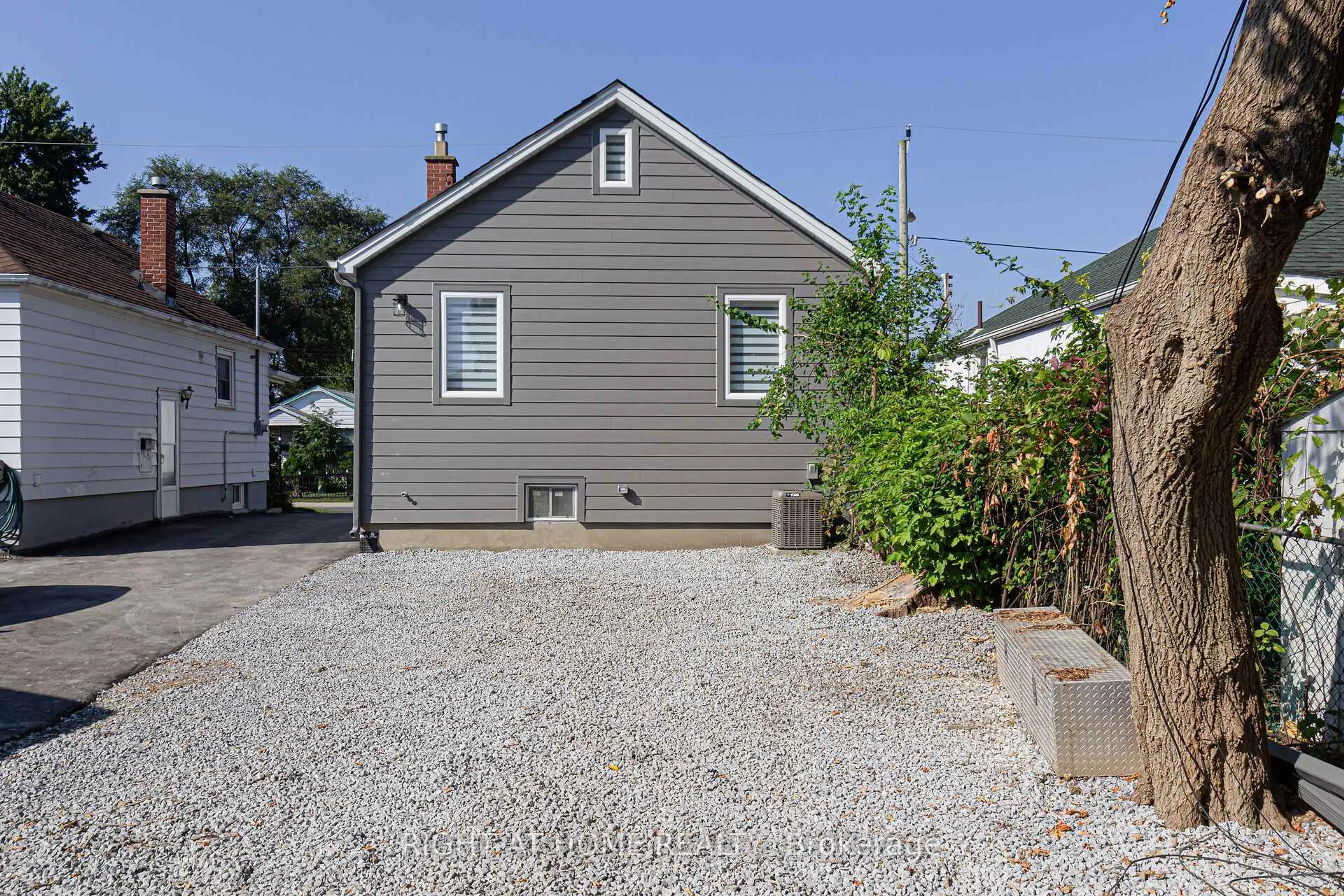 Unknown for 961 Victoria Park Ave, Toronto Ontario M4B 2J4