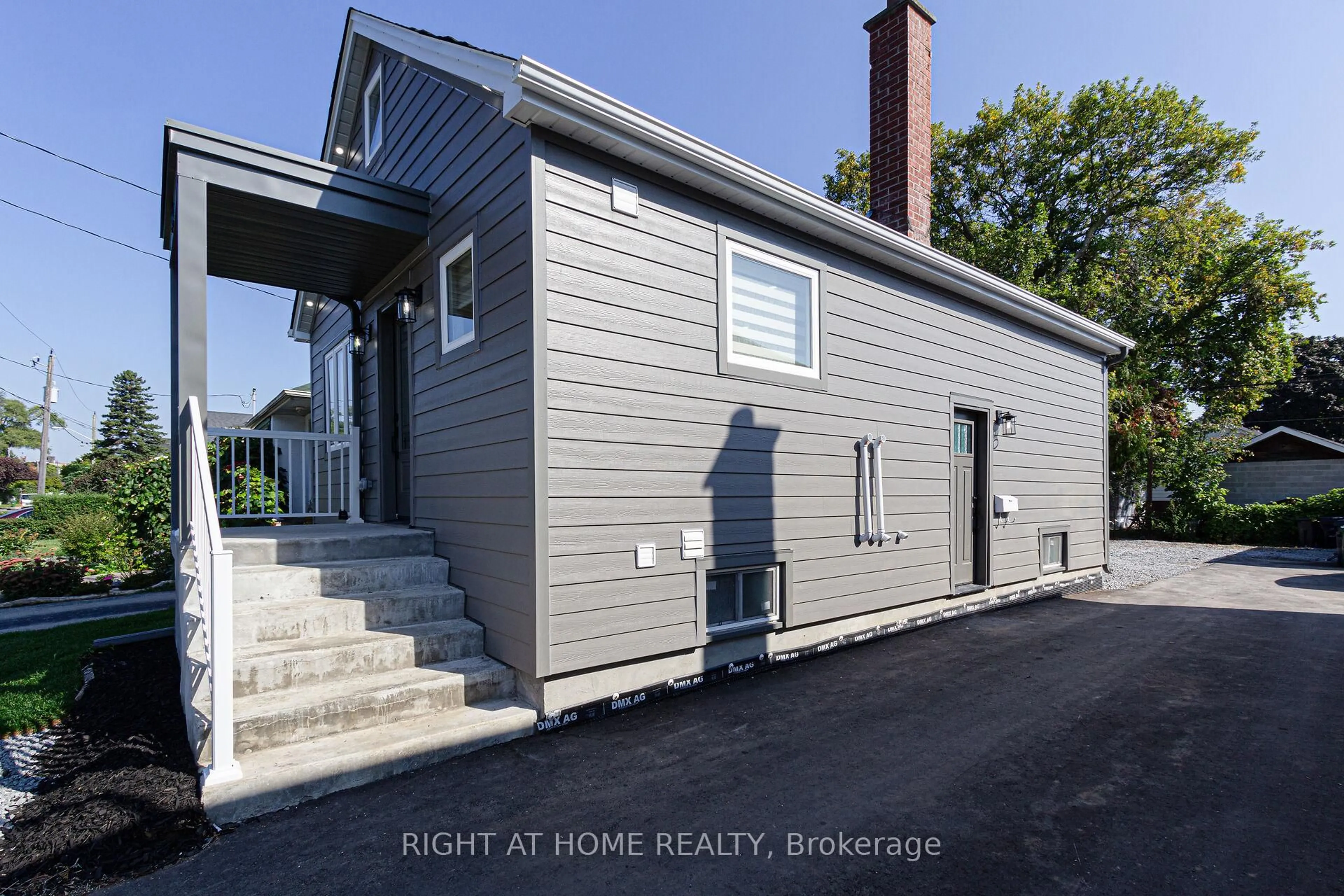 Home with vinyl exterior material, street for 961 Victoria Park Ave, Toronto Ontario M4B 2J4