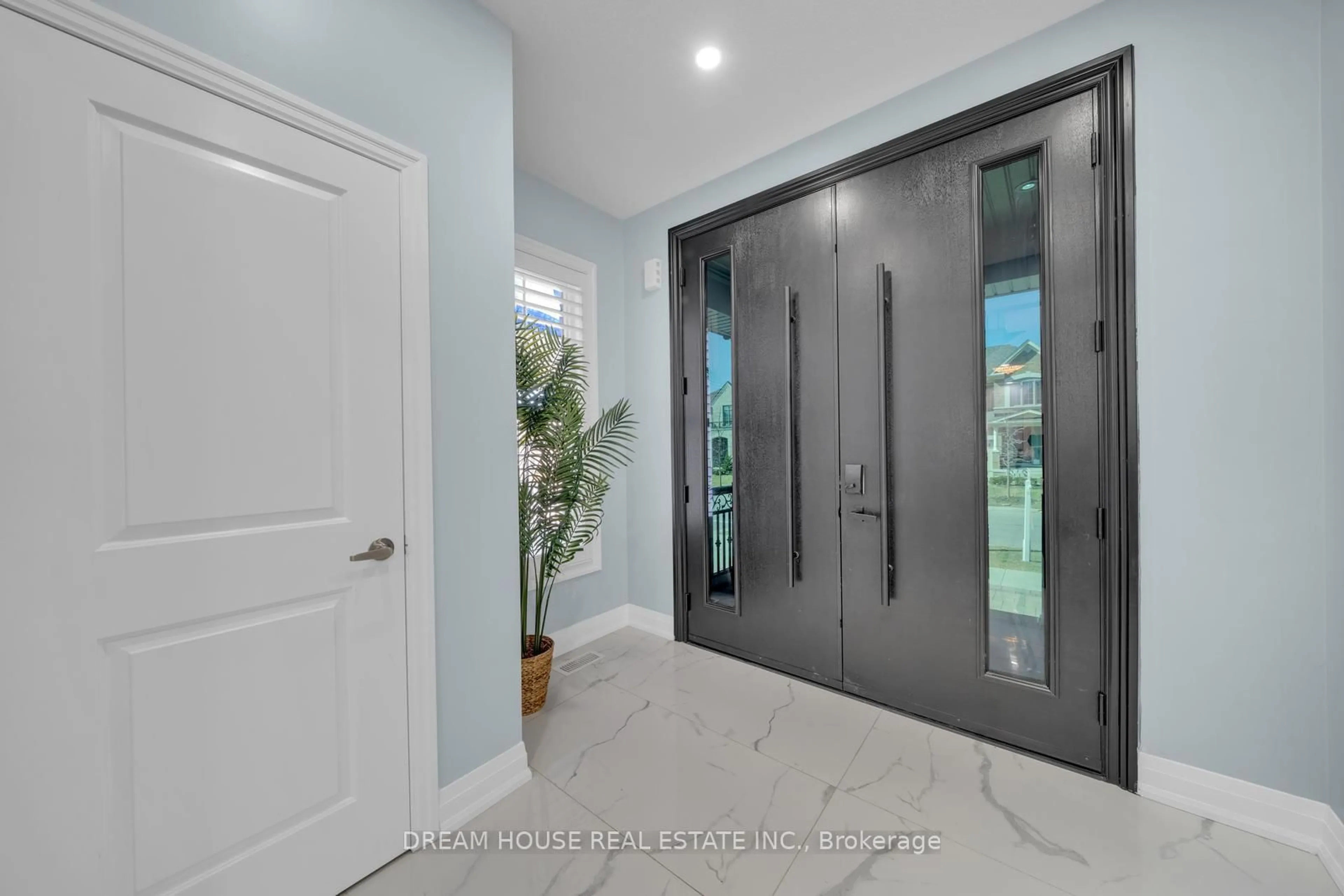 Indoor entryway for 21 Lockton St, Whitby Ontario L1P 0E1