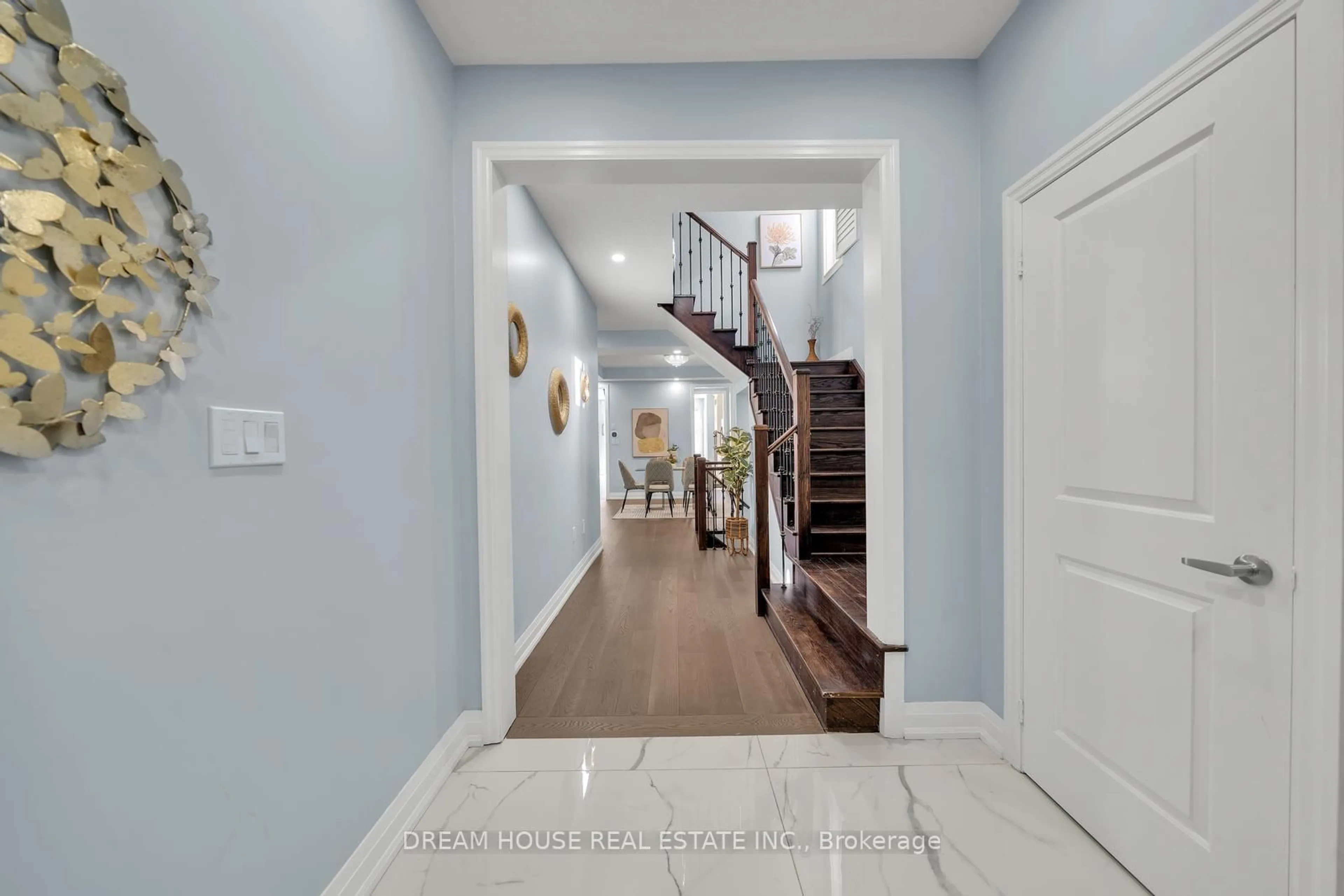 Indoor entryway for 21 Lockton St, Whitby Ontario L1P 0E1