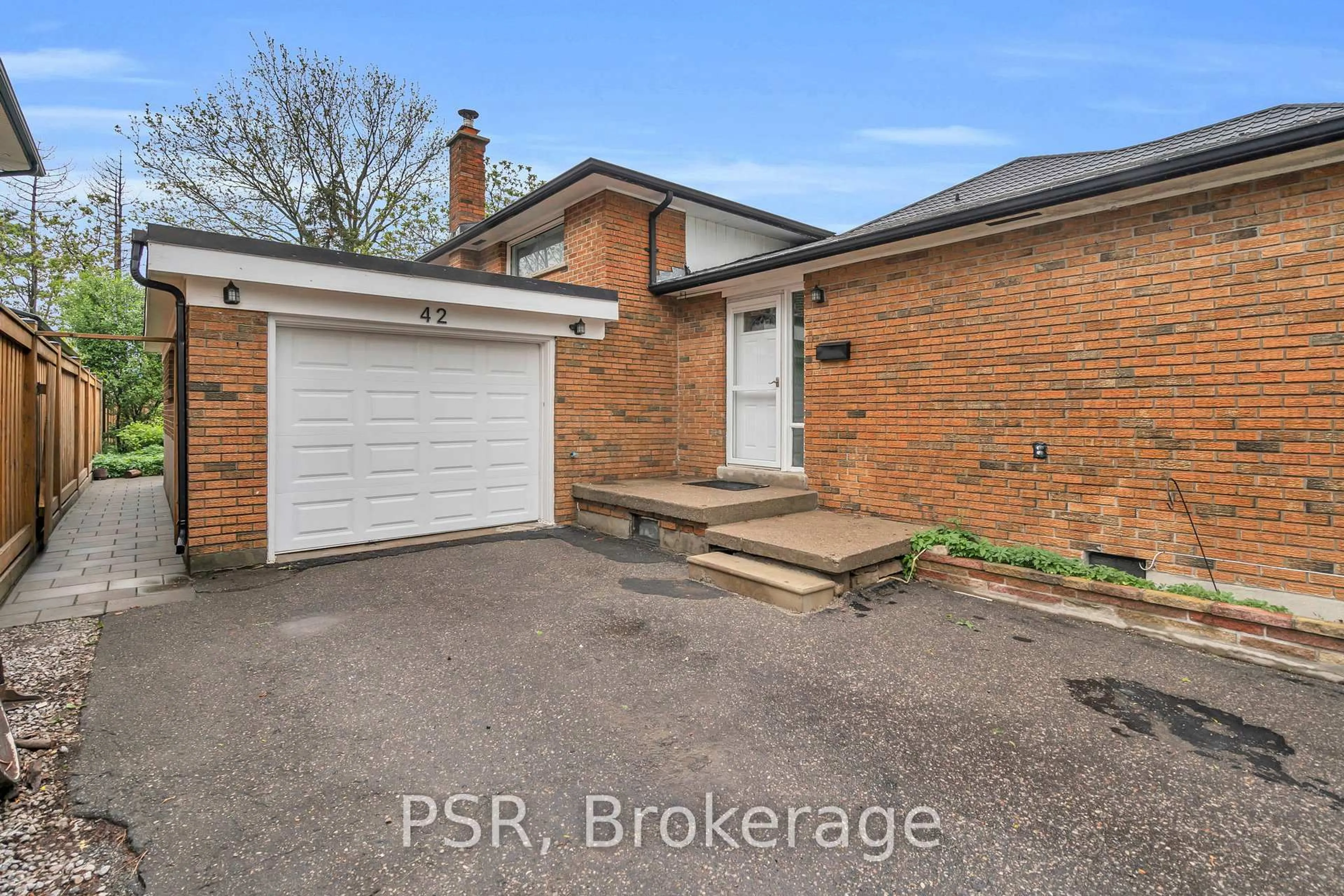 A pic from outside/outdoor area/front of a property/back of a property/a pic from drone, street for 42 Scarboro Ave, Toronto Ontario M1C 1M3