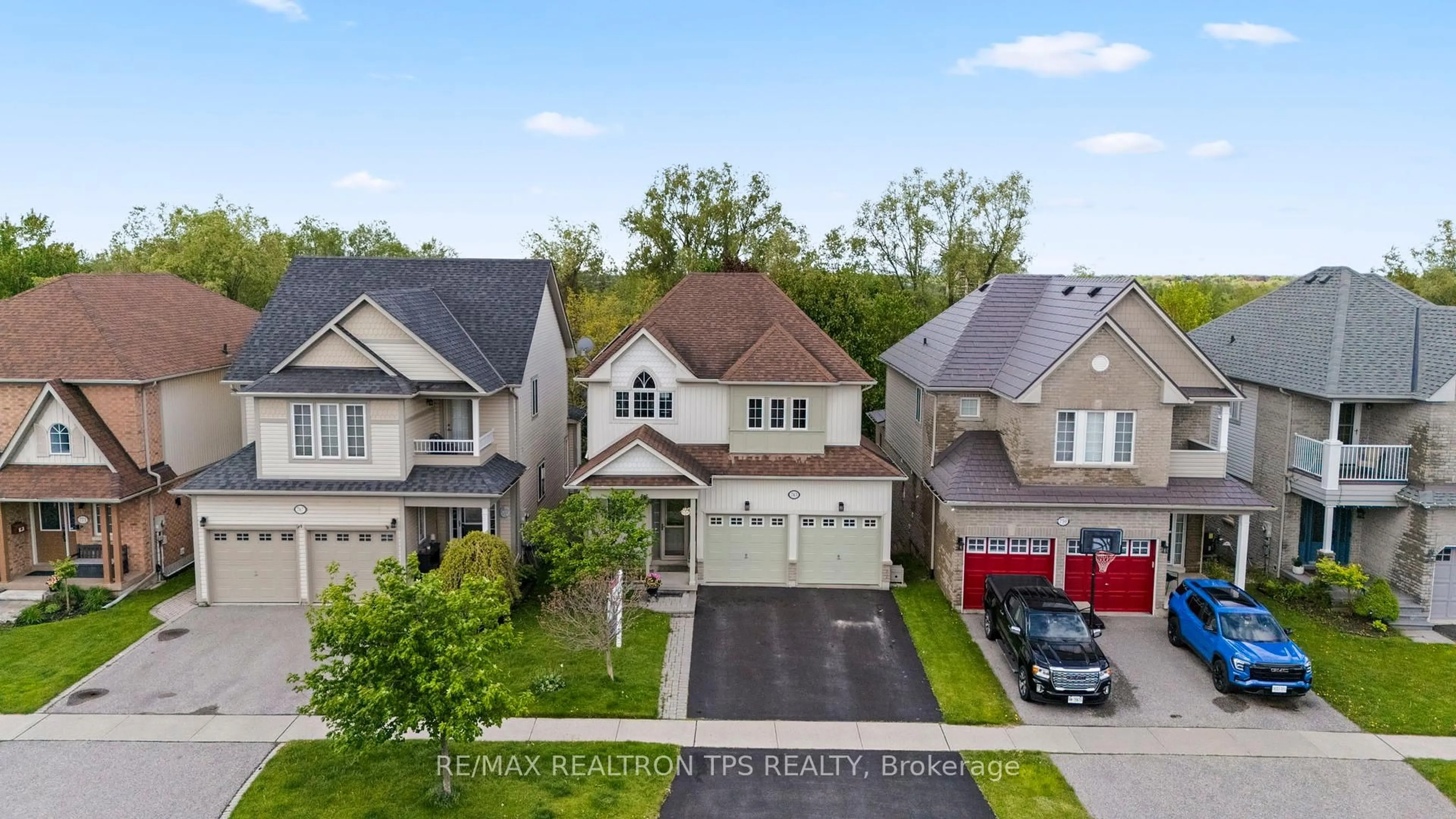 A pic from outside/outdoor area/front of a property/back of a property/a pic from drone, street for 763 Greystone Crt, Oshawa Ontario L1K 2V1