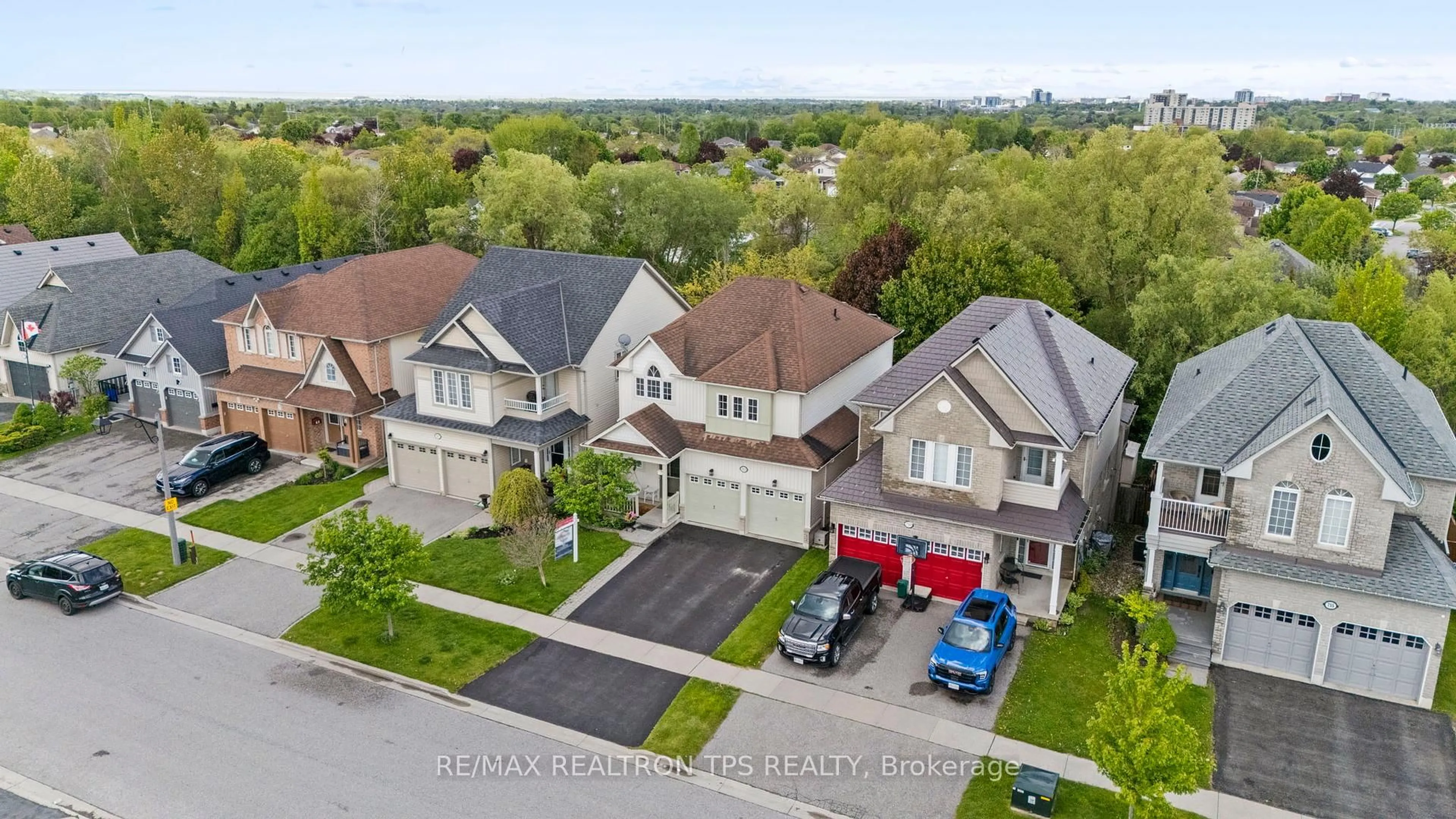A pic from outside/outdoor area/front of a property/back of a property/a pic from drone, street for 763 Greystone Crt, Oshawa Ontario L1K 2V1