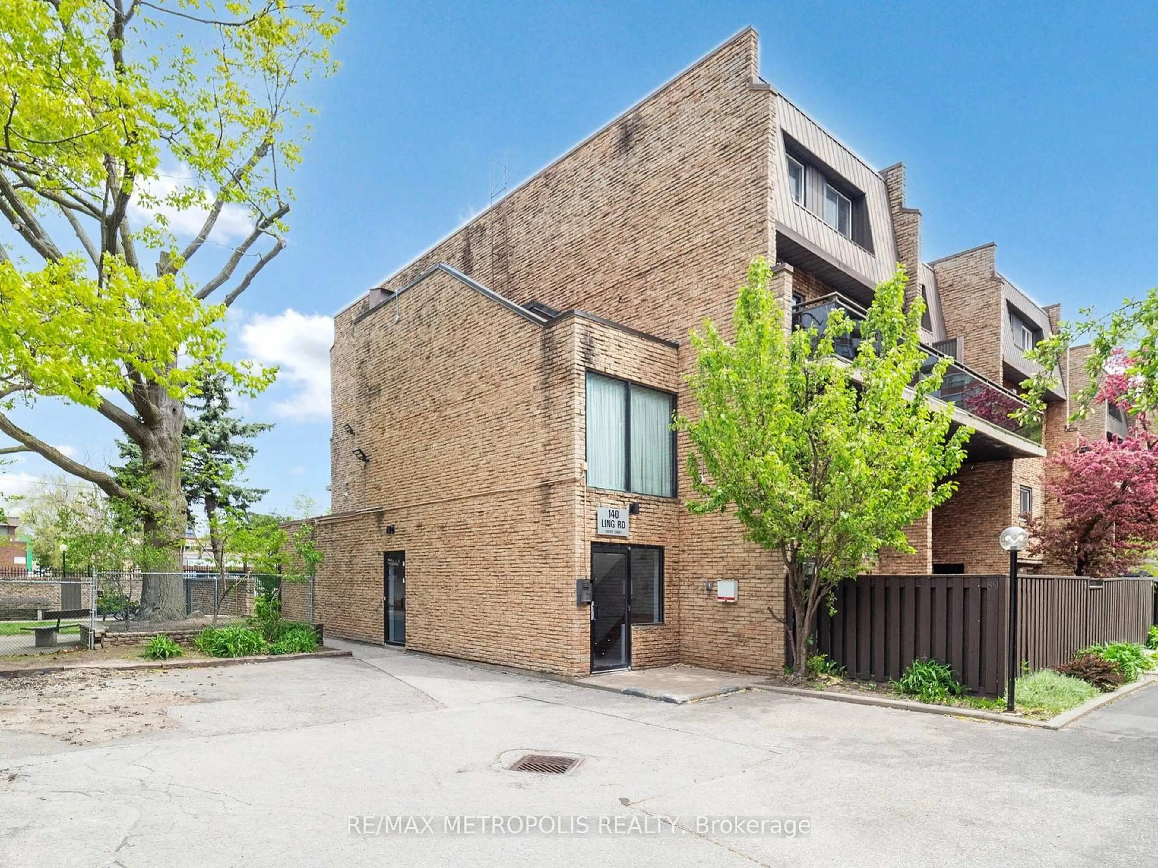 Home with brick exterior material, street for 140 Ling Rd #104, Toronto Ontario M1E 4V9