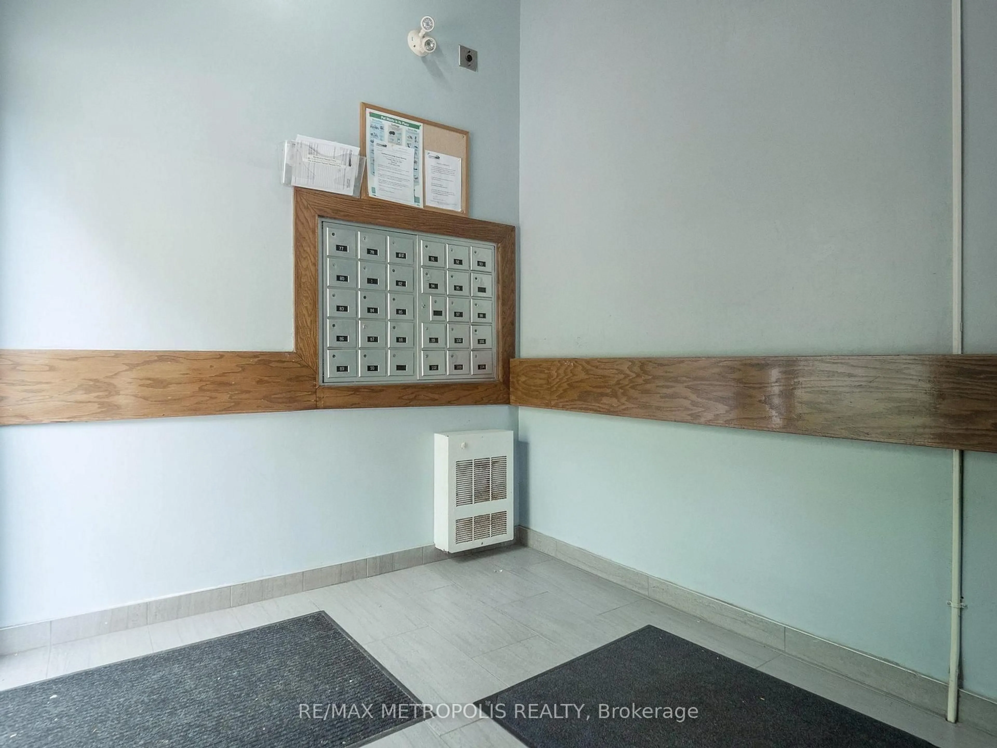 Indoor foyer for 140 Ling Rd #104, Toronto Ontario M1E 4V9