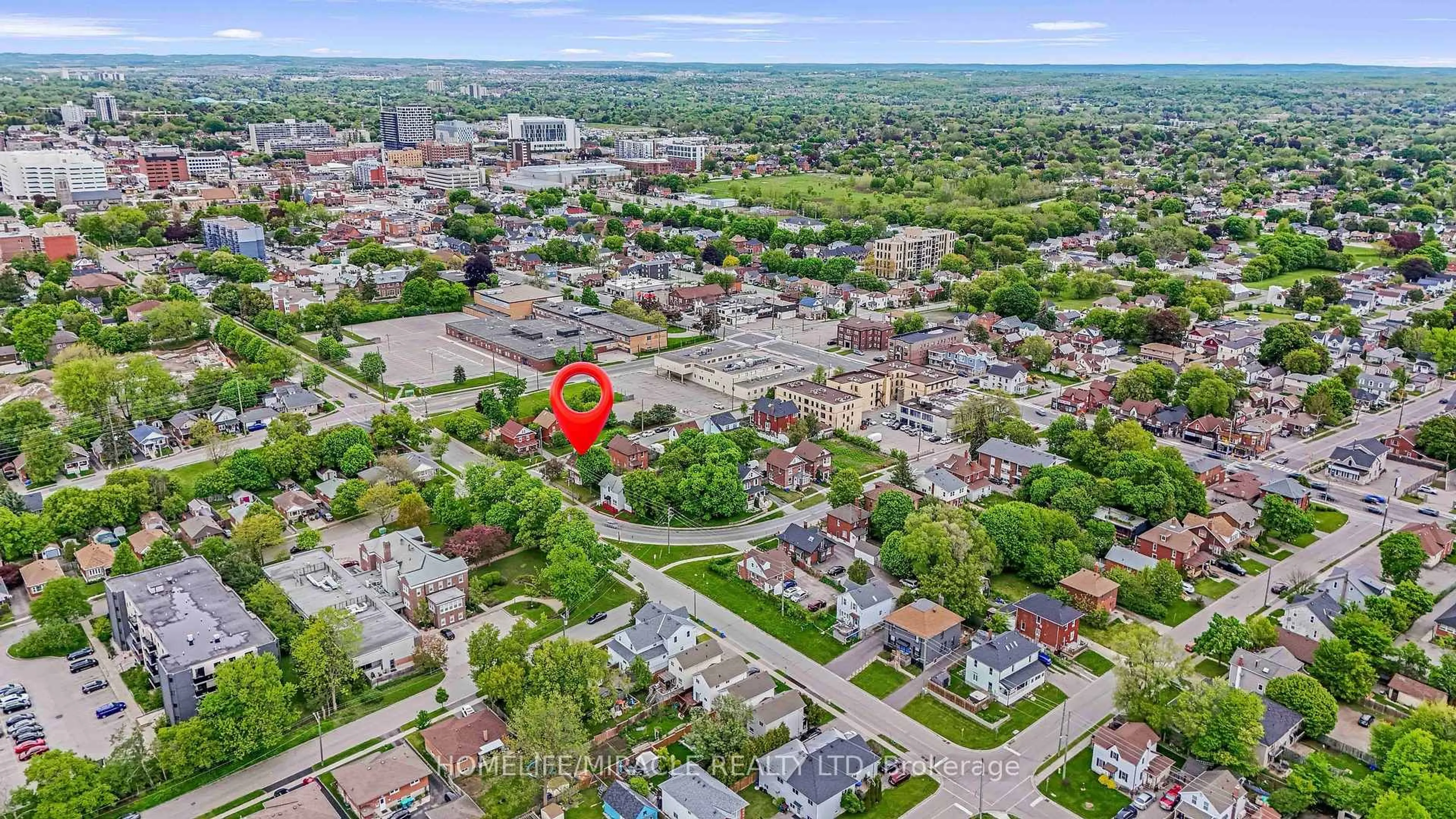 A pic from outside/outdoor area/front of a property/back of a property/a pic from drone, street for 49 Quebec St, Oshawa Ontario L1H 2K3
