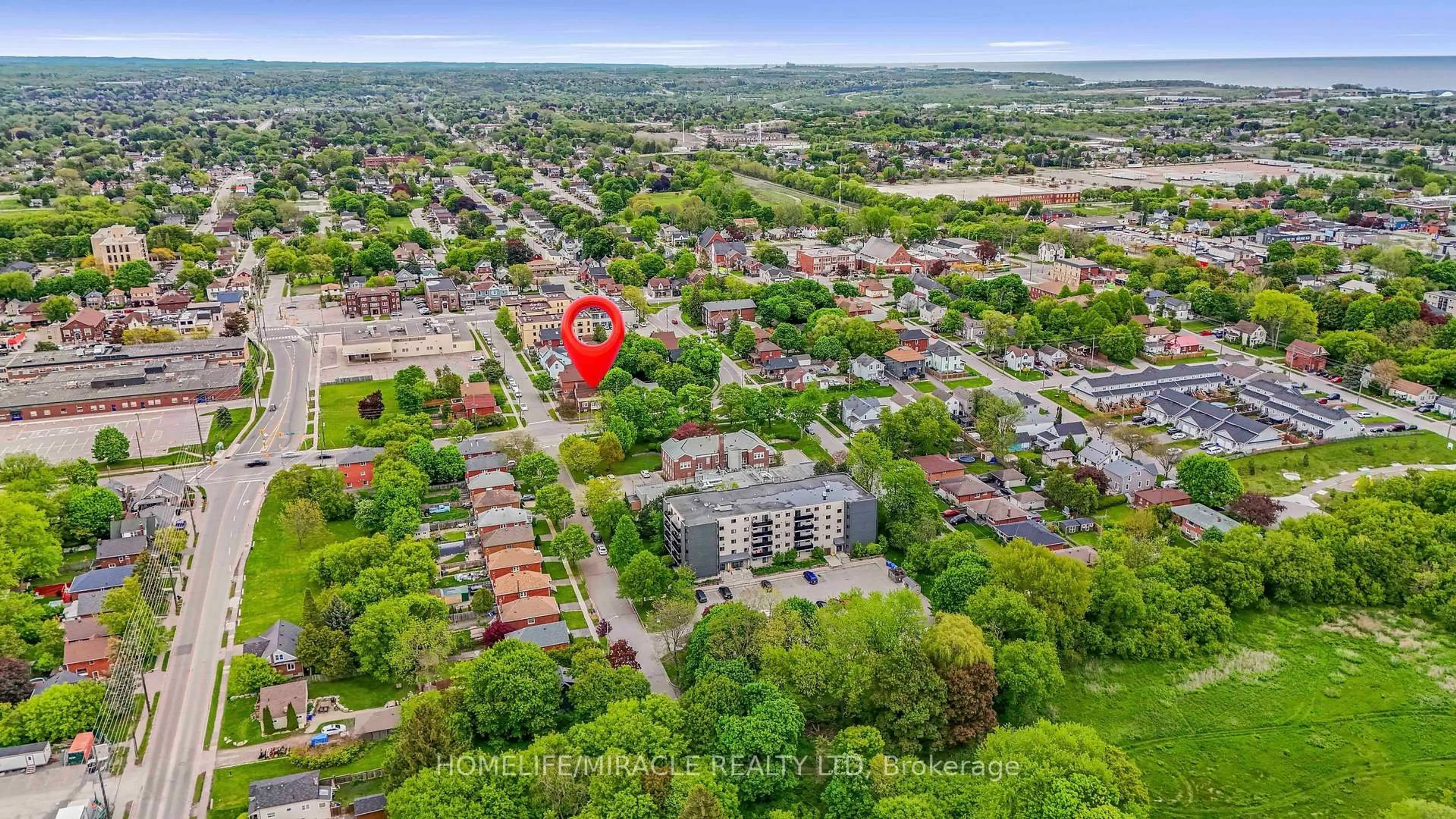 A pic from outside/outdoor area/front of a property/back of a property/a pic from drone, unknown for 49 Quebec St, Oshawa Ontario L1H 2K3