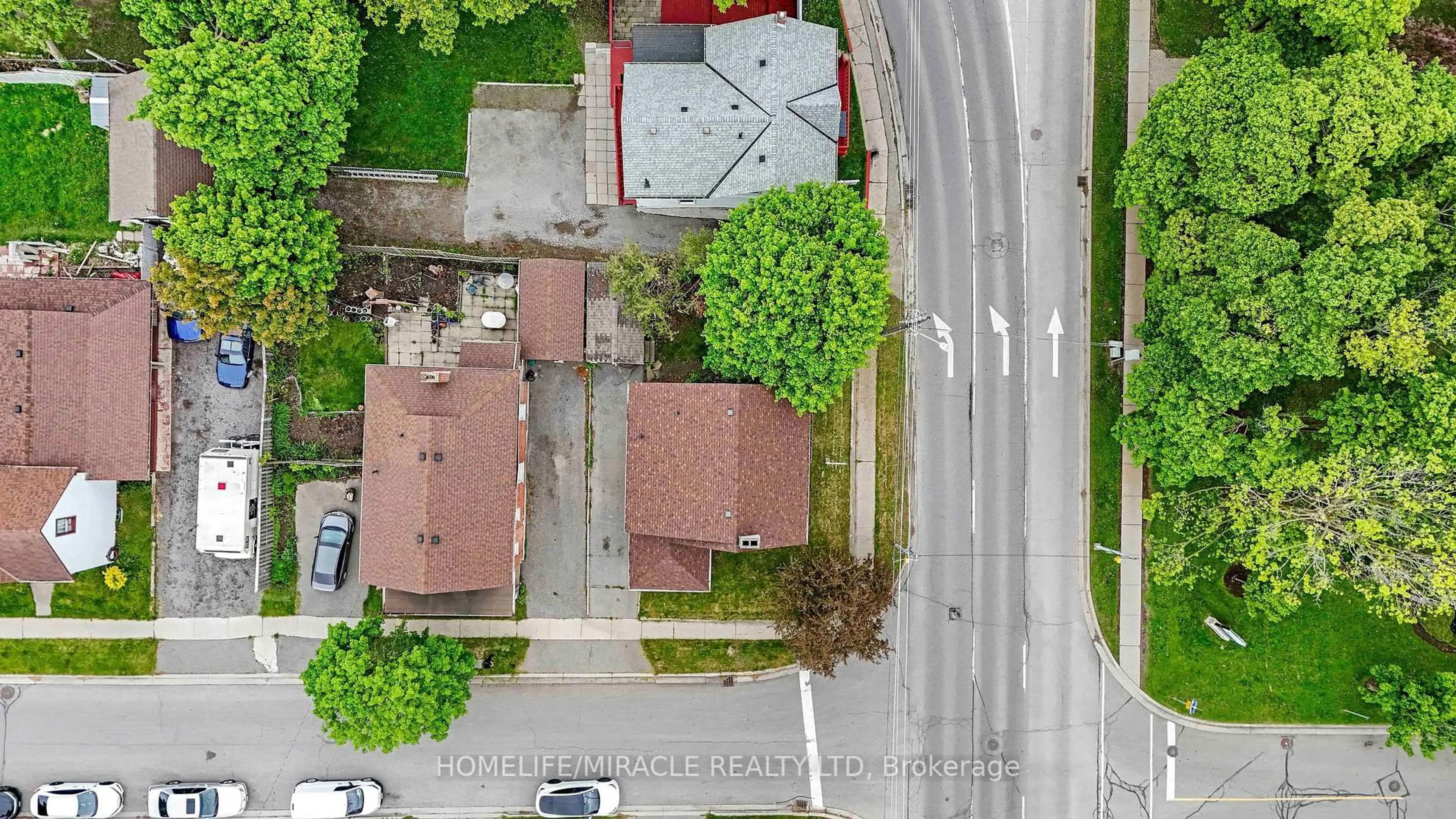 A pic from outside/outdoor area/front of a property/back of a property/a pic from drone, street for 49 Quebec St, Oshawa Ontario L1H 2K3