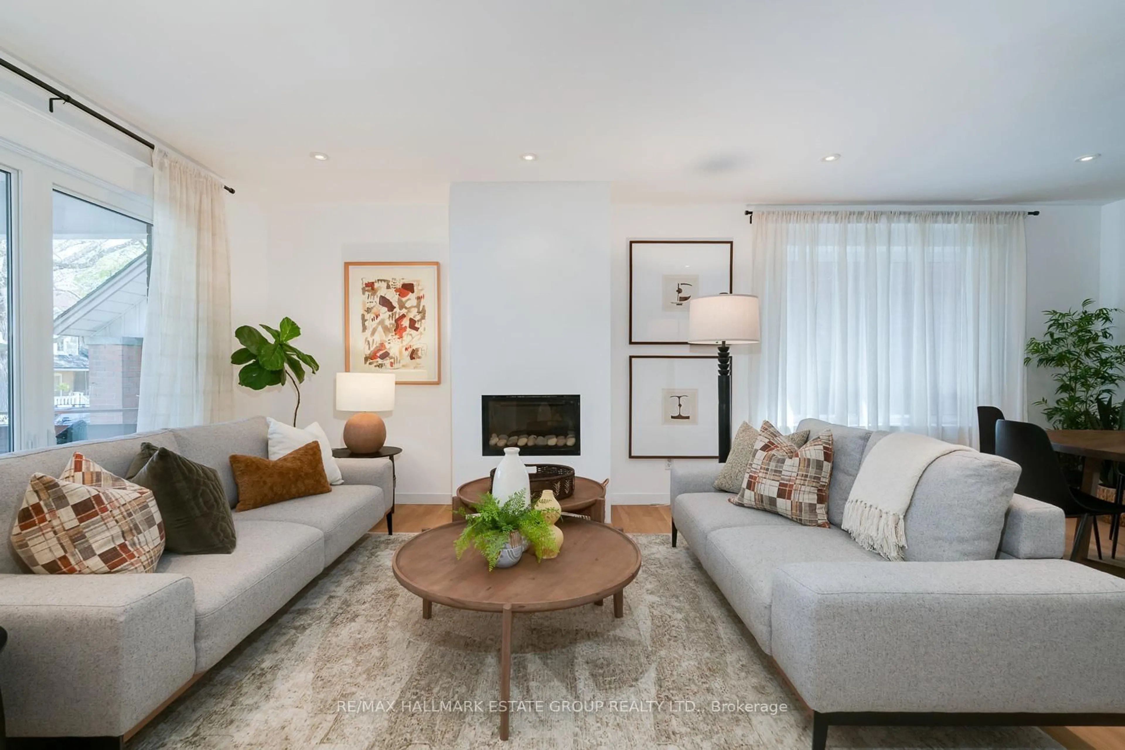 Living room with furniture, unknown for 176 Golfview Ave, Toronto Ontario M4E 2K5