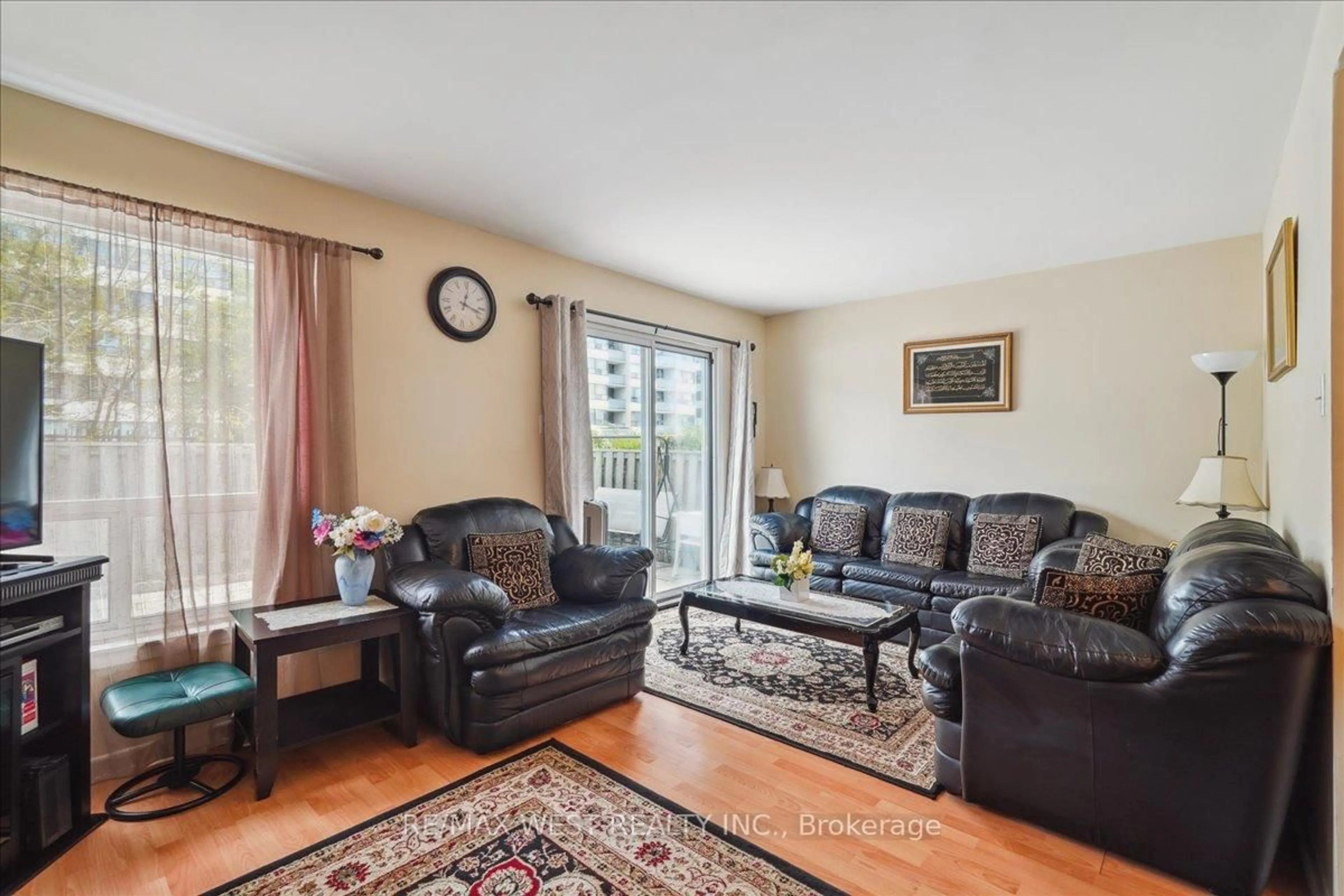 Living room with furniture, unknown for 44 Chester Le Blvd #22, Toronto Ontario M1W 2M8