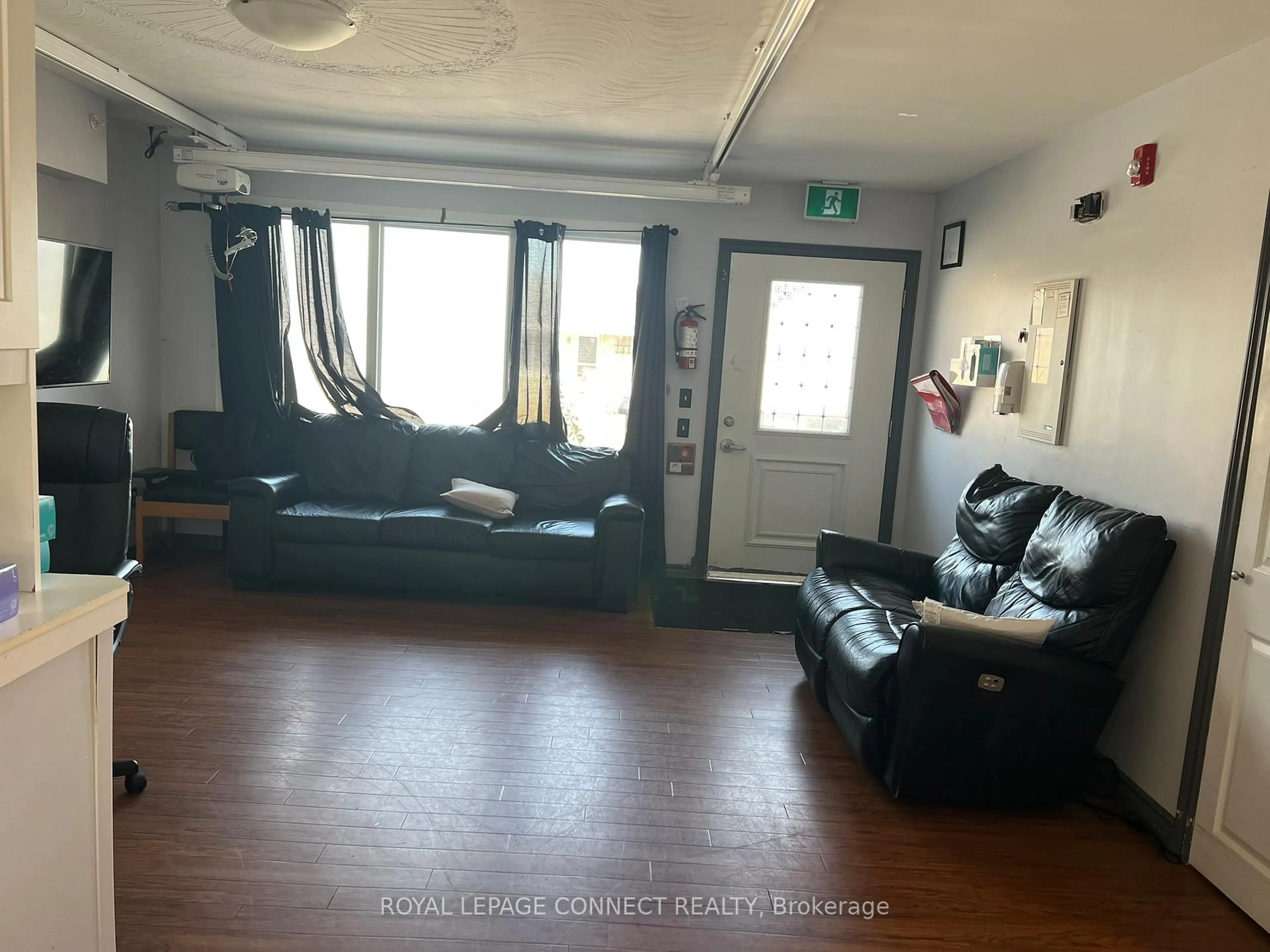 A pic of a room for 265 Chadburn St, Oshawa Ontario L1H 5V7