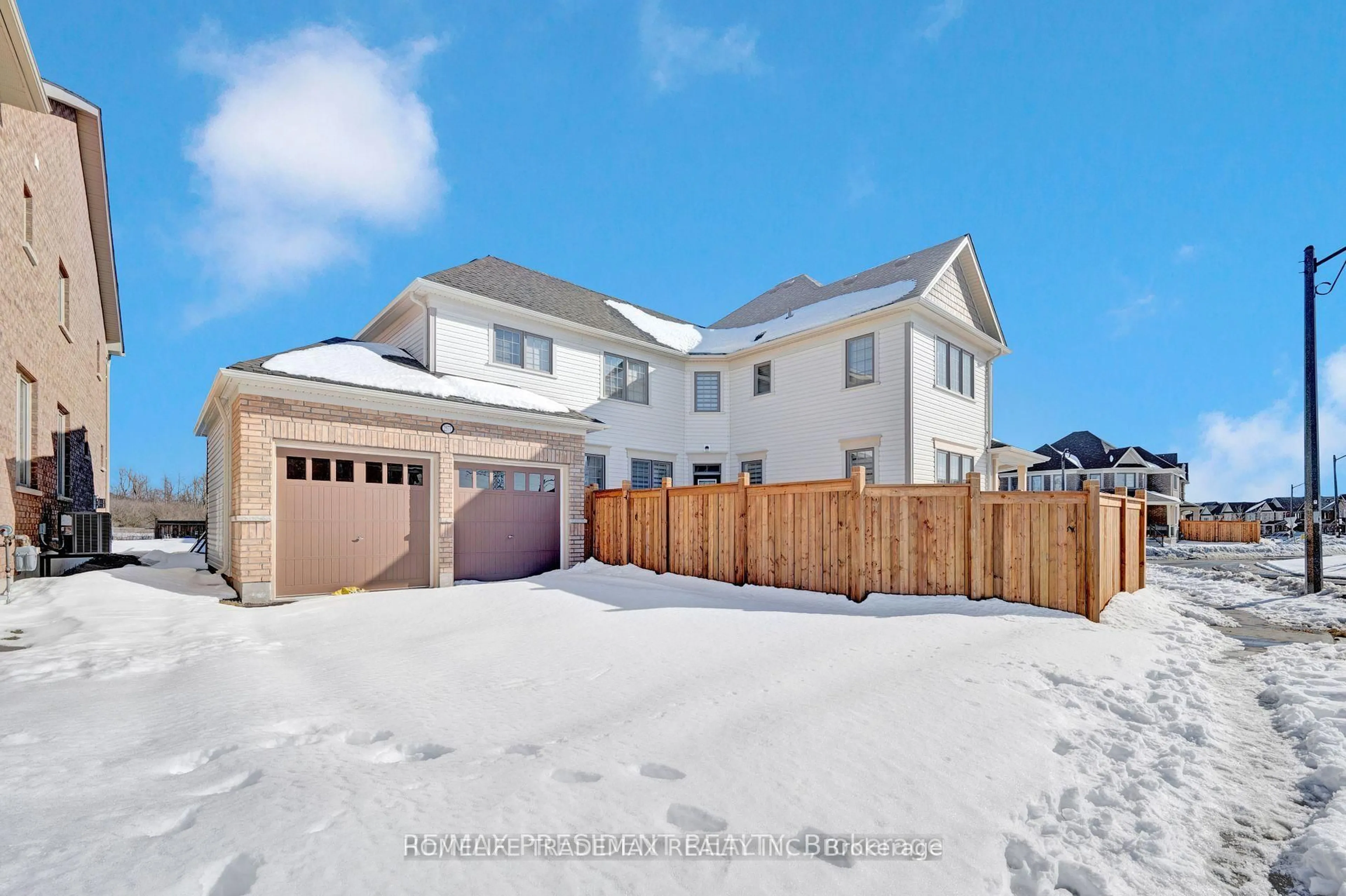 A pic from outside/outdoor area/front of a property/back of a property/a pic from drone, street for 2577 Bandsman Cres, Oshawa Ontario L1L 0M2