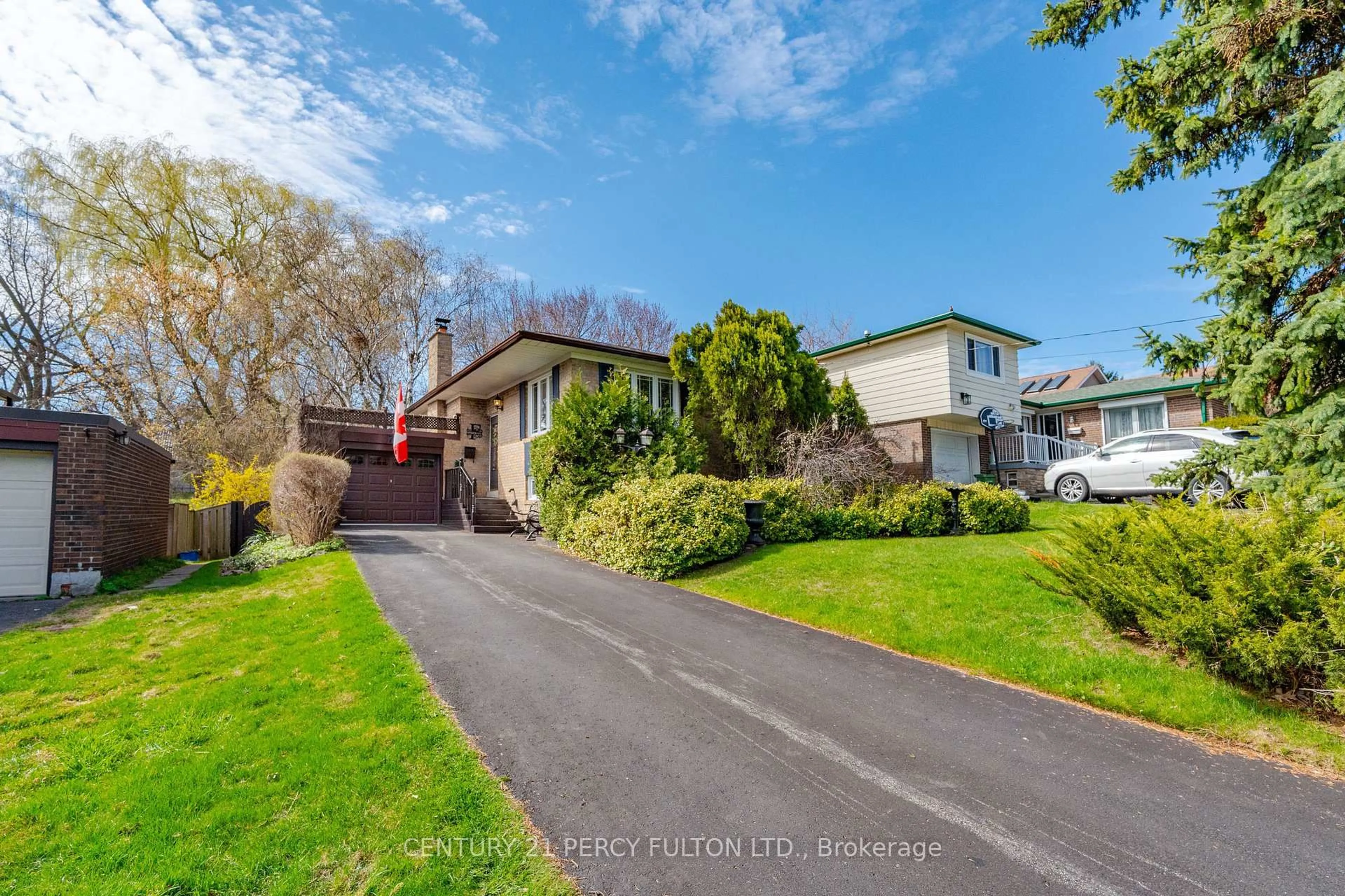 A pic from outside/outdoor area/front of a property/back of a property/a pic from drone, street for 73 Dunelm St, Toronto Ontario M1J 3G3