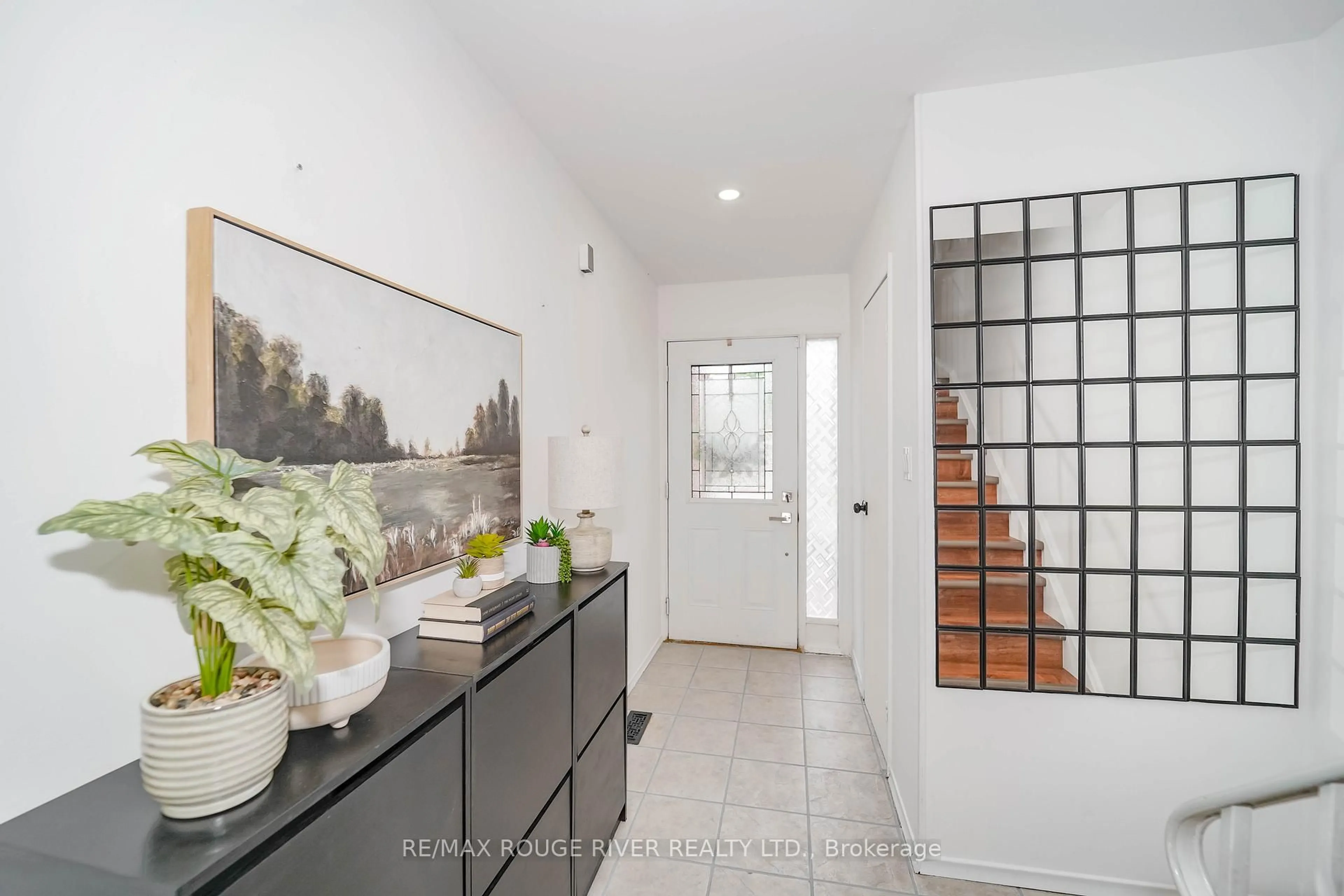 Indoor entryway for 100 Bridletowne Circ #74, Toronto Ontario M1W 2G8