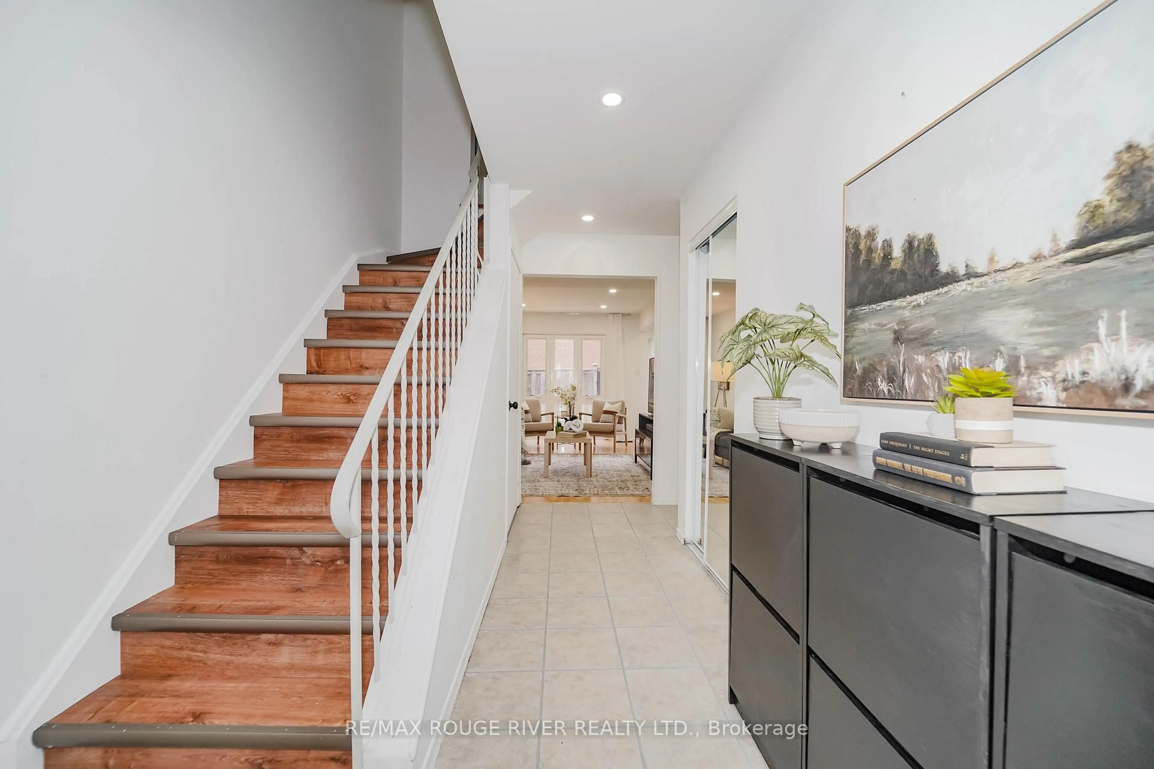 Indoor foyer for 100 Bridletowne Circ #74, Toronto Ontario M1W 2G8