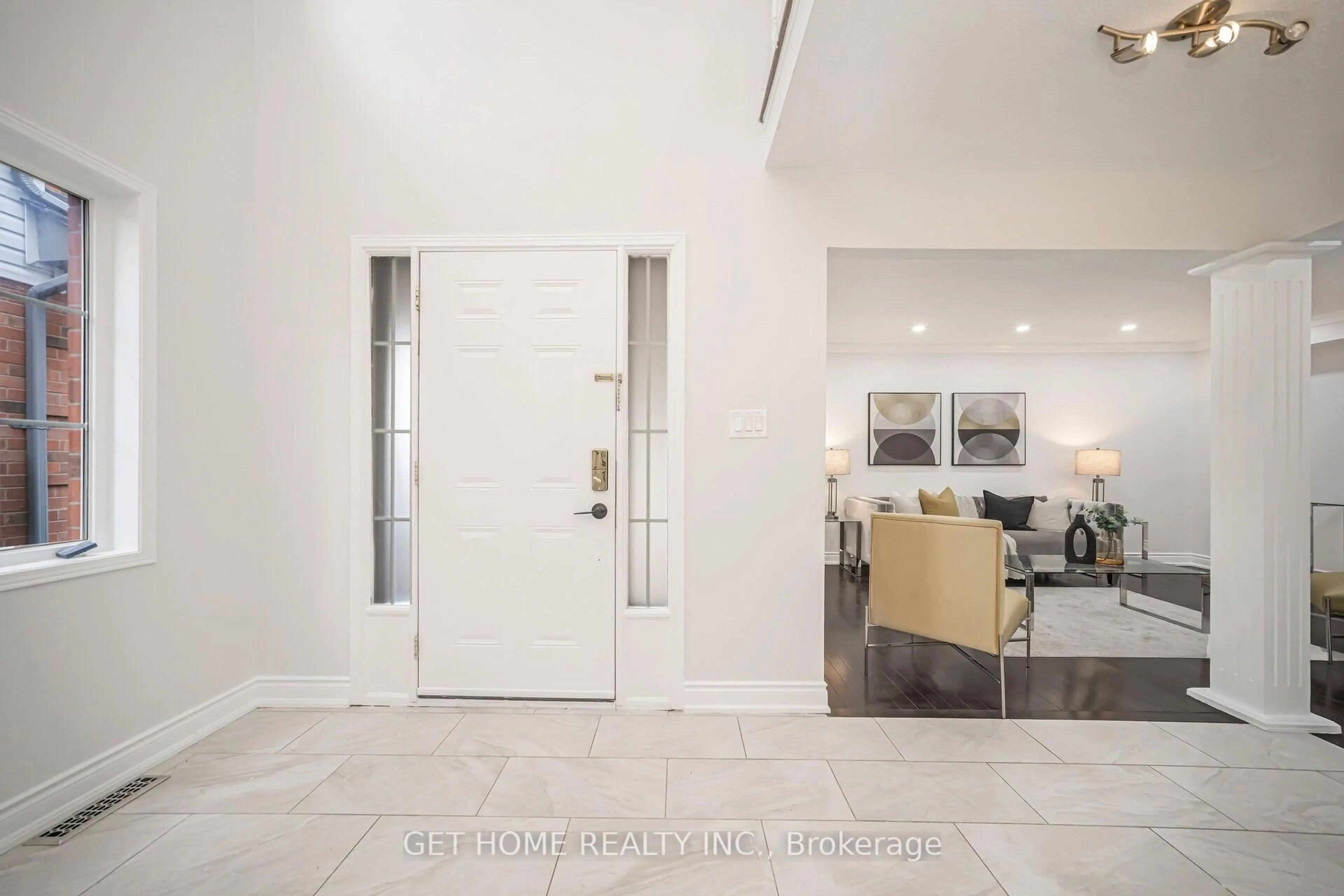 Indoor entryway for 25 Dalebrooke Cres, Whitby Ontario L1P 1P1