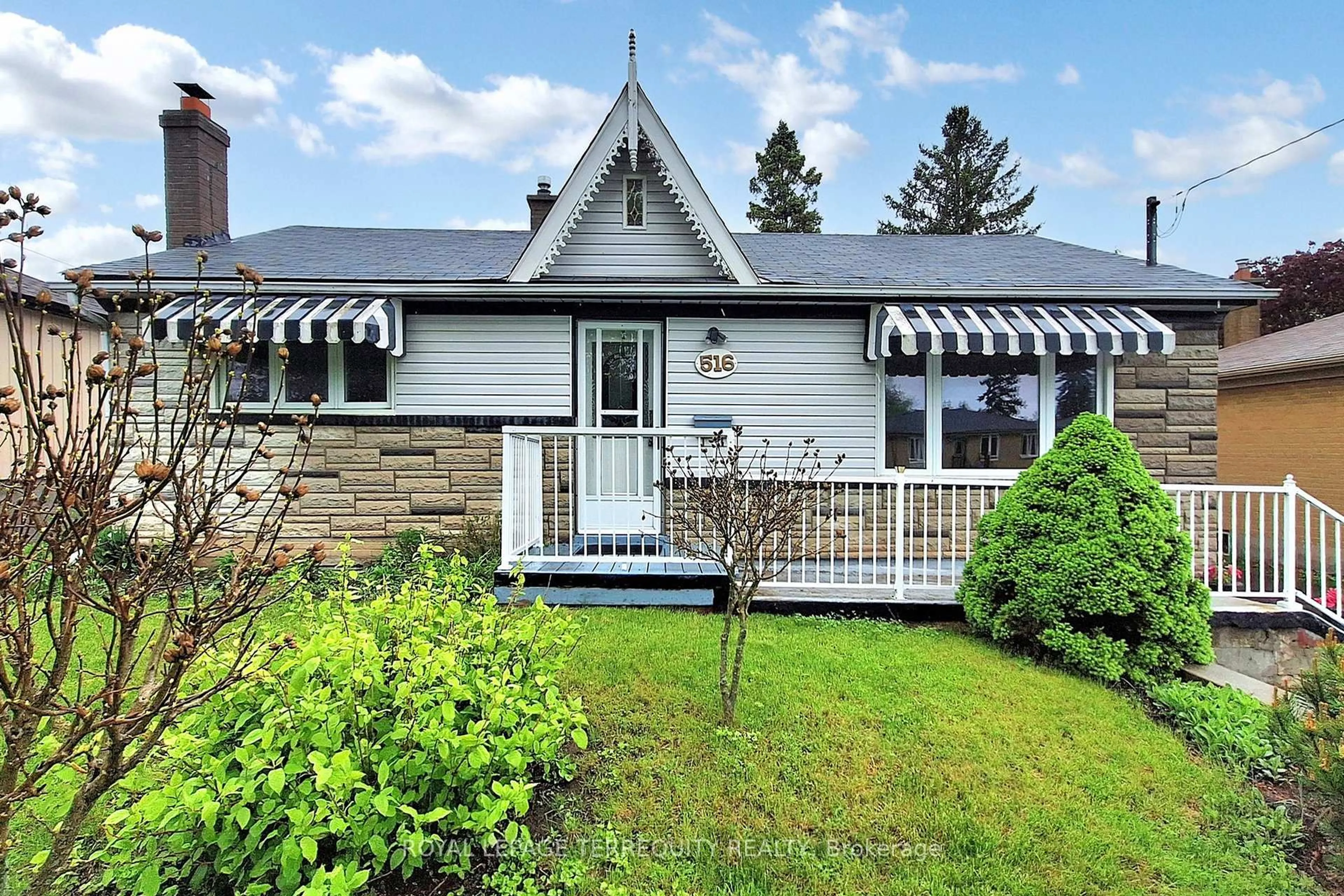 Home with vinyl exterior material, street for 516 Monteith Ave, Oshawa Ontario L1J 1C9