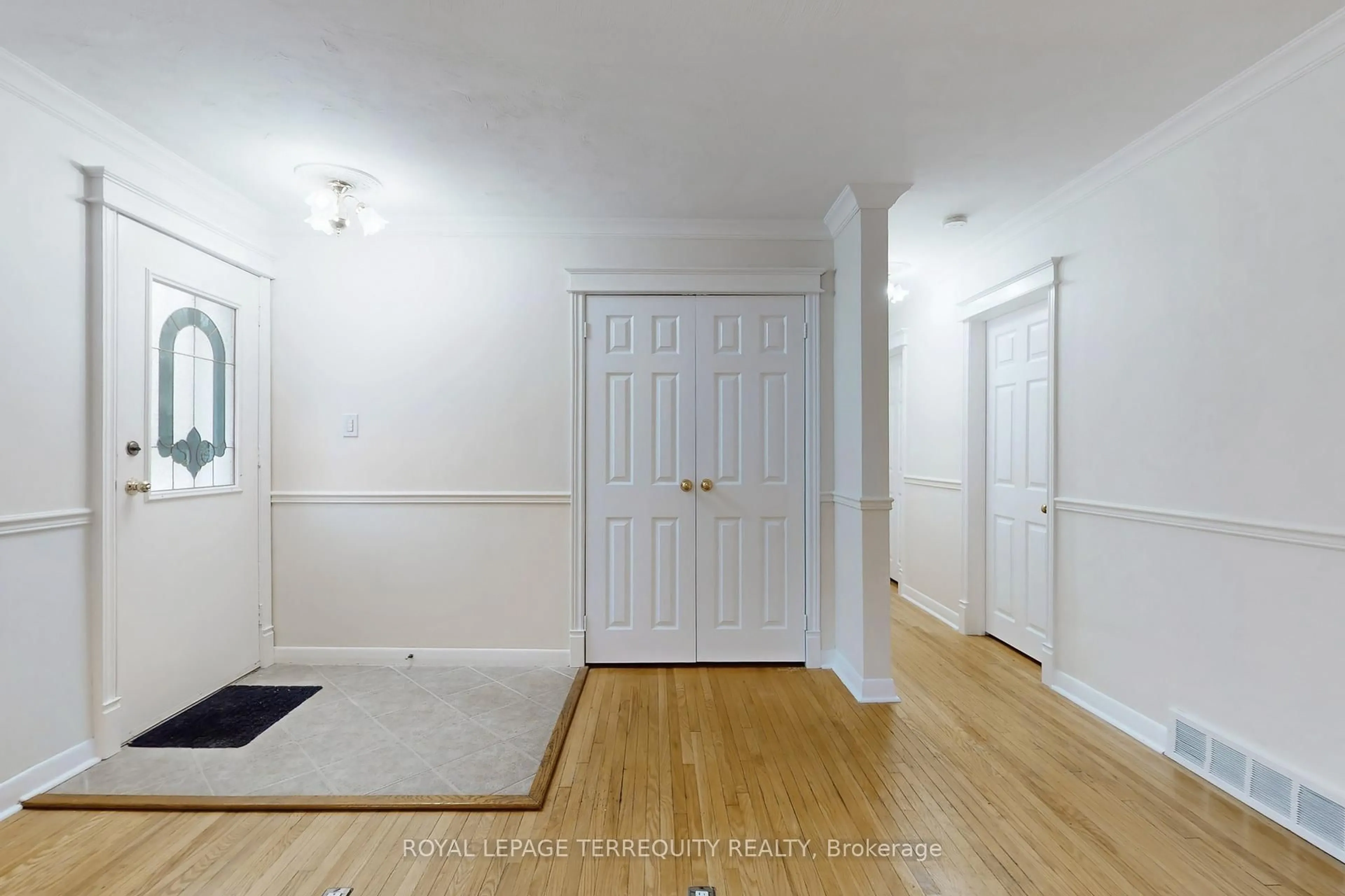 Indoor entryway for 516 Monteith Ave, Oshawa Ontario L1J 1C9
