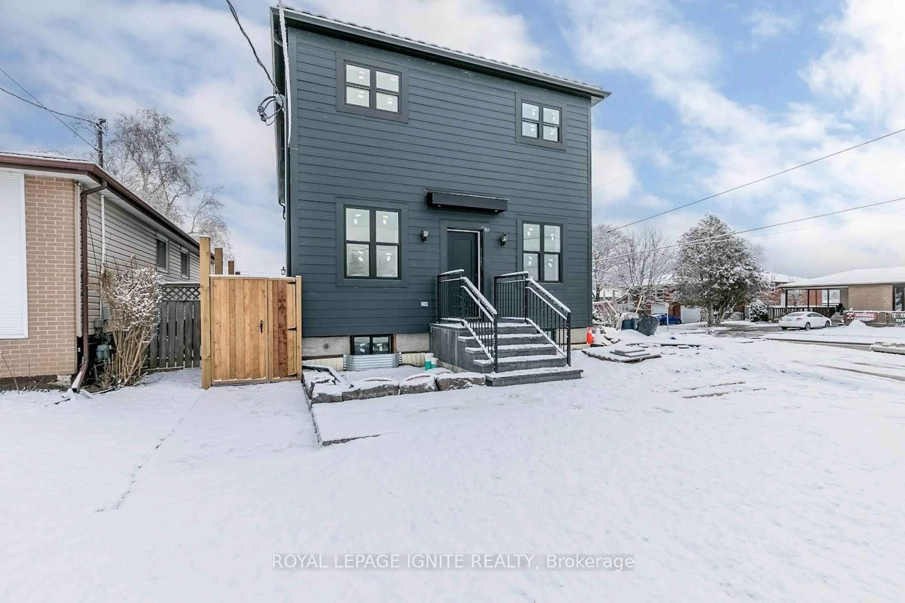 A pic from outside/outdoor area/front of a property/back of a property/a pic from drone, street for 781 Oliva St, Pickering Ontario L1W 2V9