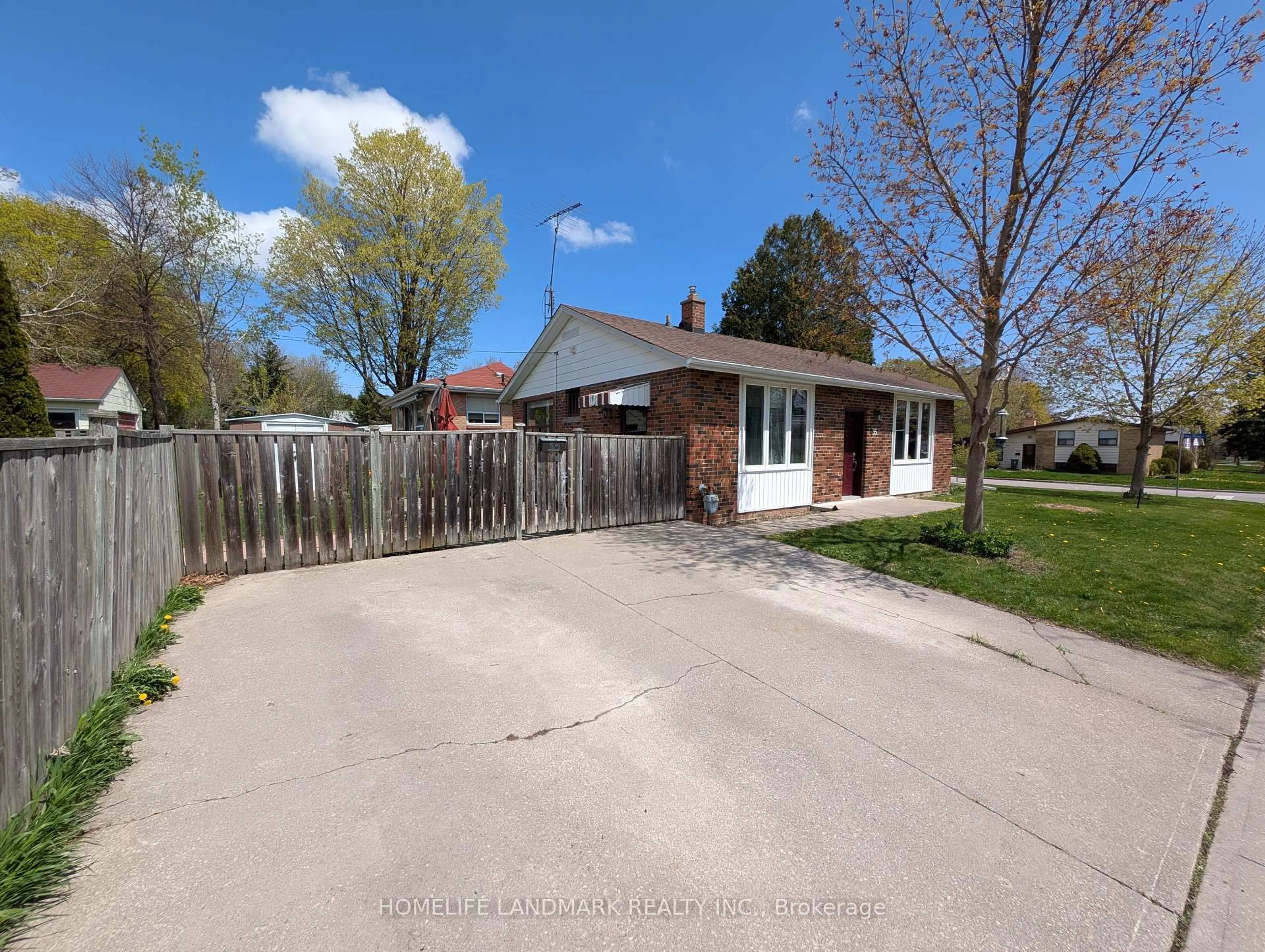 A pic from outside/outdoor area/front of a property/back of a property/a pic from drone, street for 35 Benshire Dr, Toronto Ontario M1H 1M3