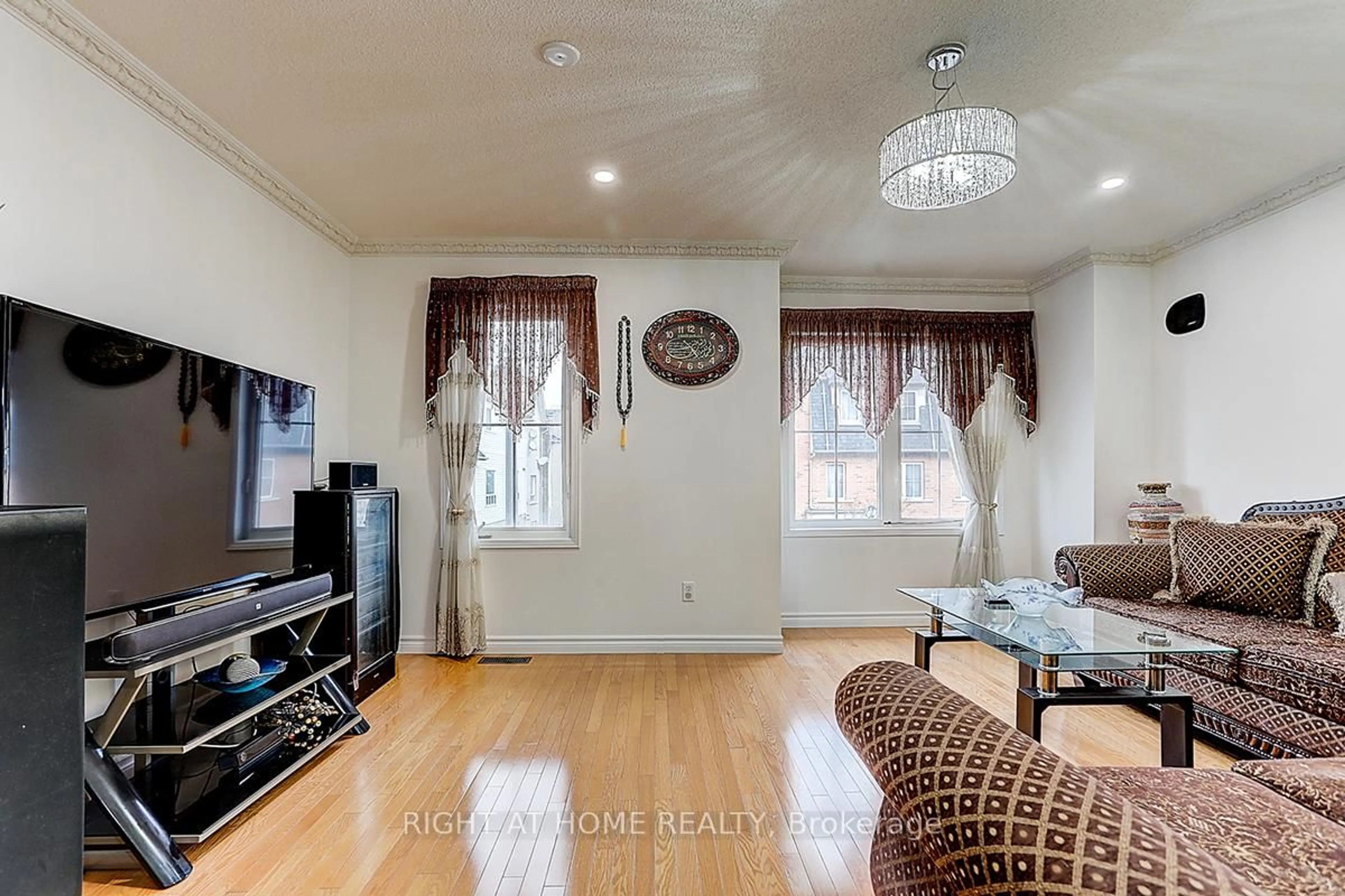 Living room with furniture, wood/laminate floor for 16 Pat Brooks Terr, Toronto Ontario M1P 5G6