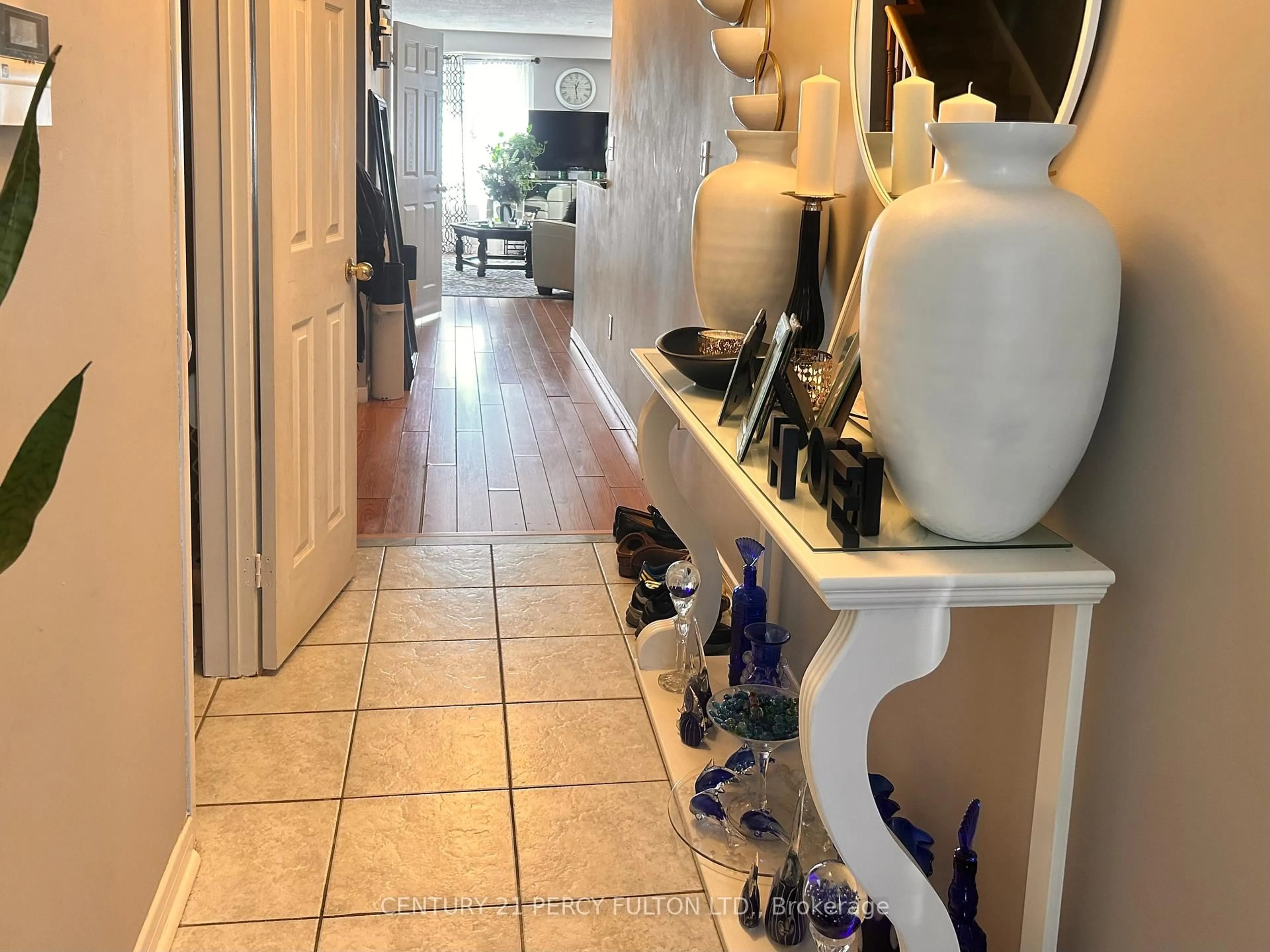 Indoor entryway for 123 Cottingham Cres, Oshawa Ontario L1H 8V5