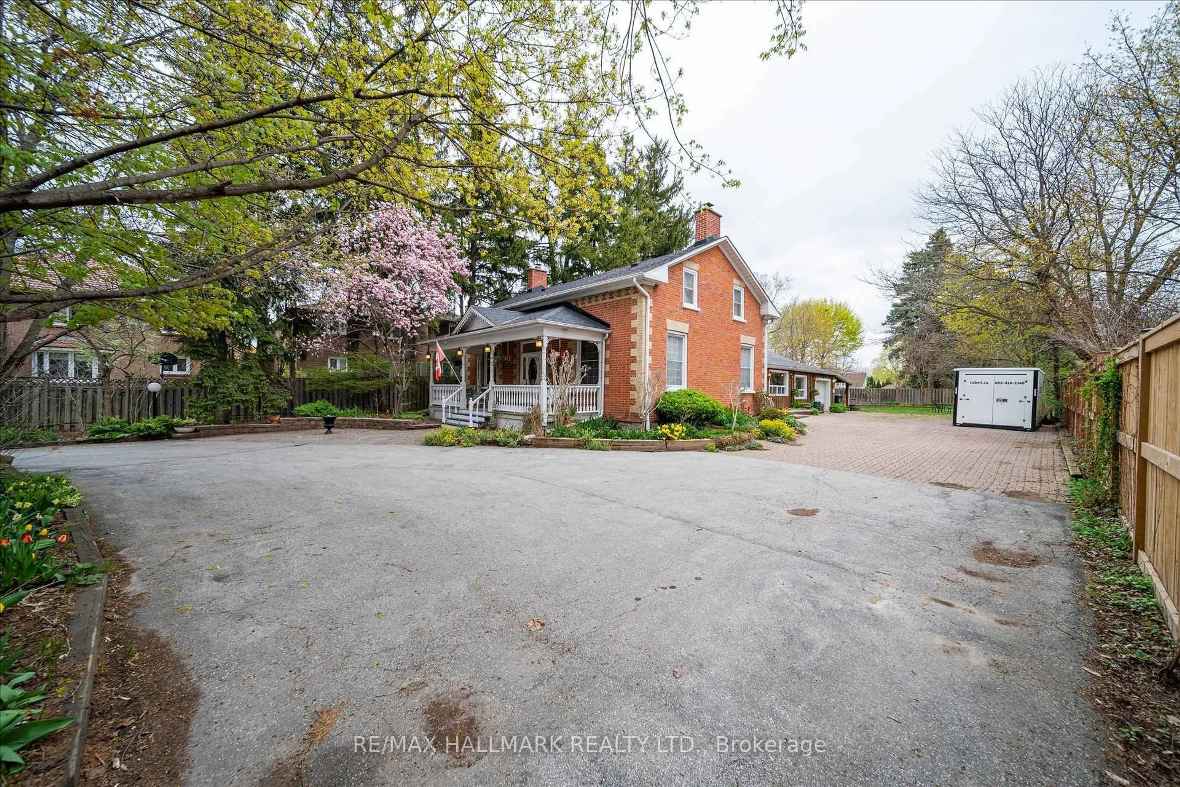 A pic from outside/outdoor area/front of a property/back of a property/a pic from drone, street for 2577 Kennedy Rd, Toronto Ontario M1T 3H4