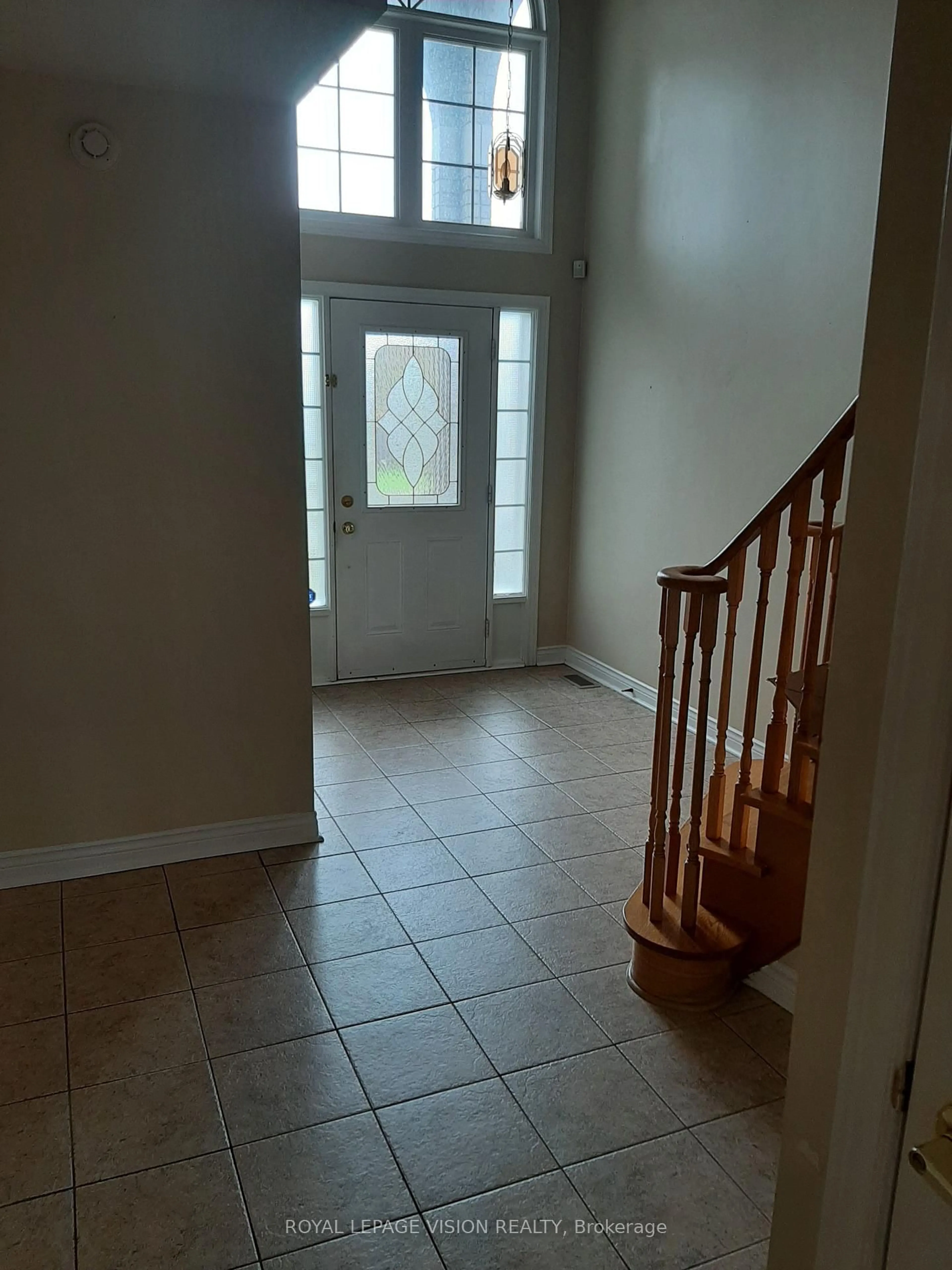Indoor foyer for 29 Tracey Crt, Whitby Ontario L1R 3R3