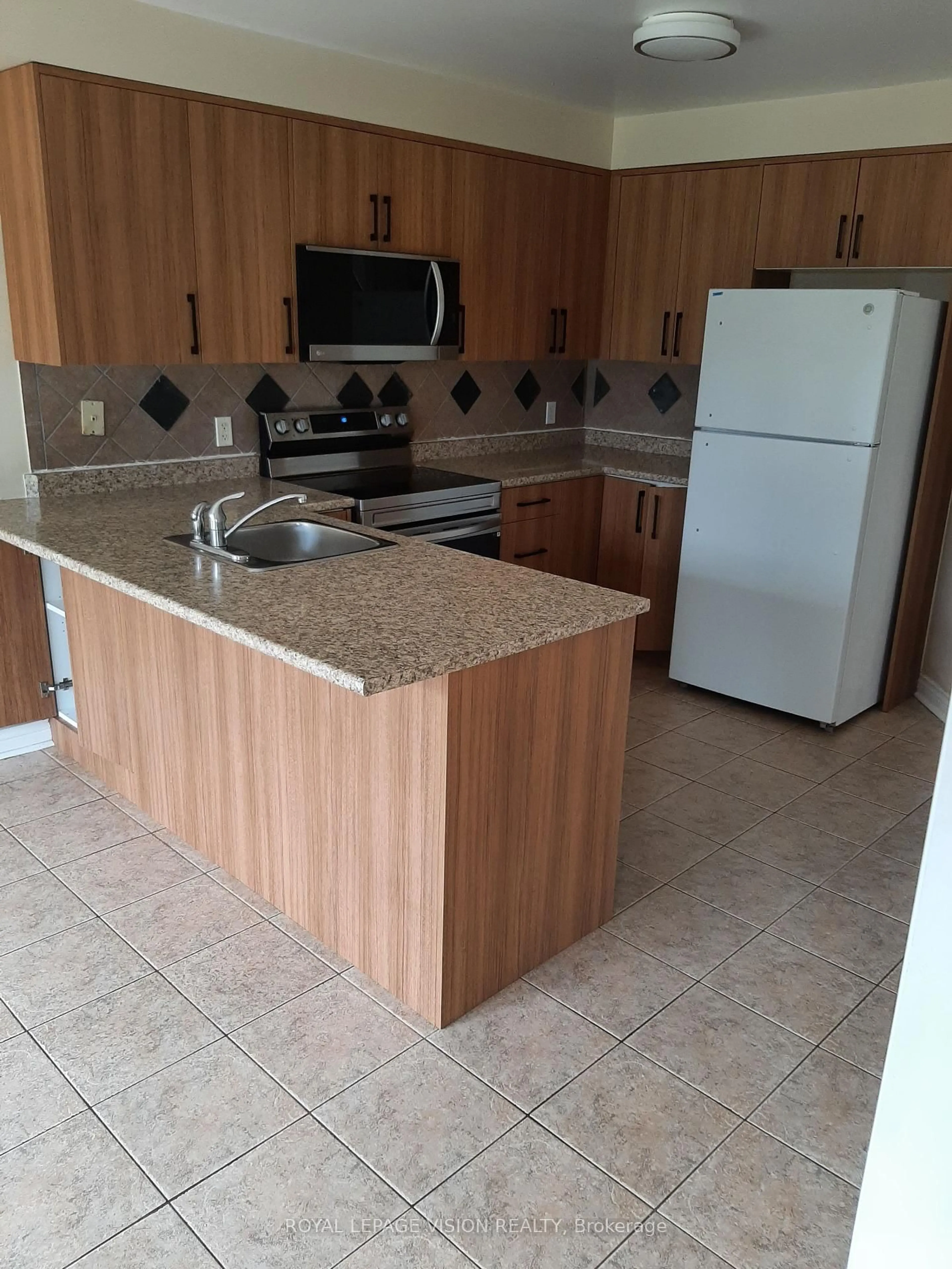 Standard kitchen, ceramic/tile floor for 29 Tracey Crt, Whitby Ontario L1R 3R3