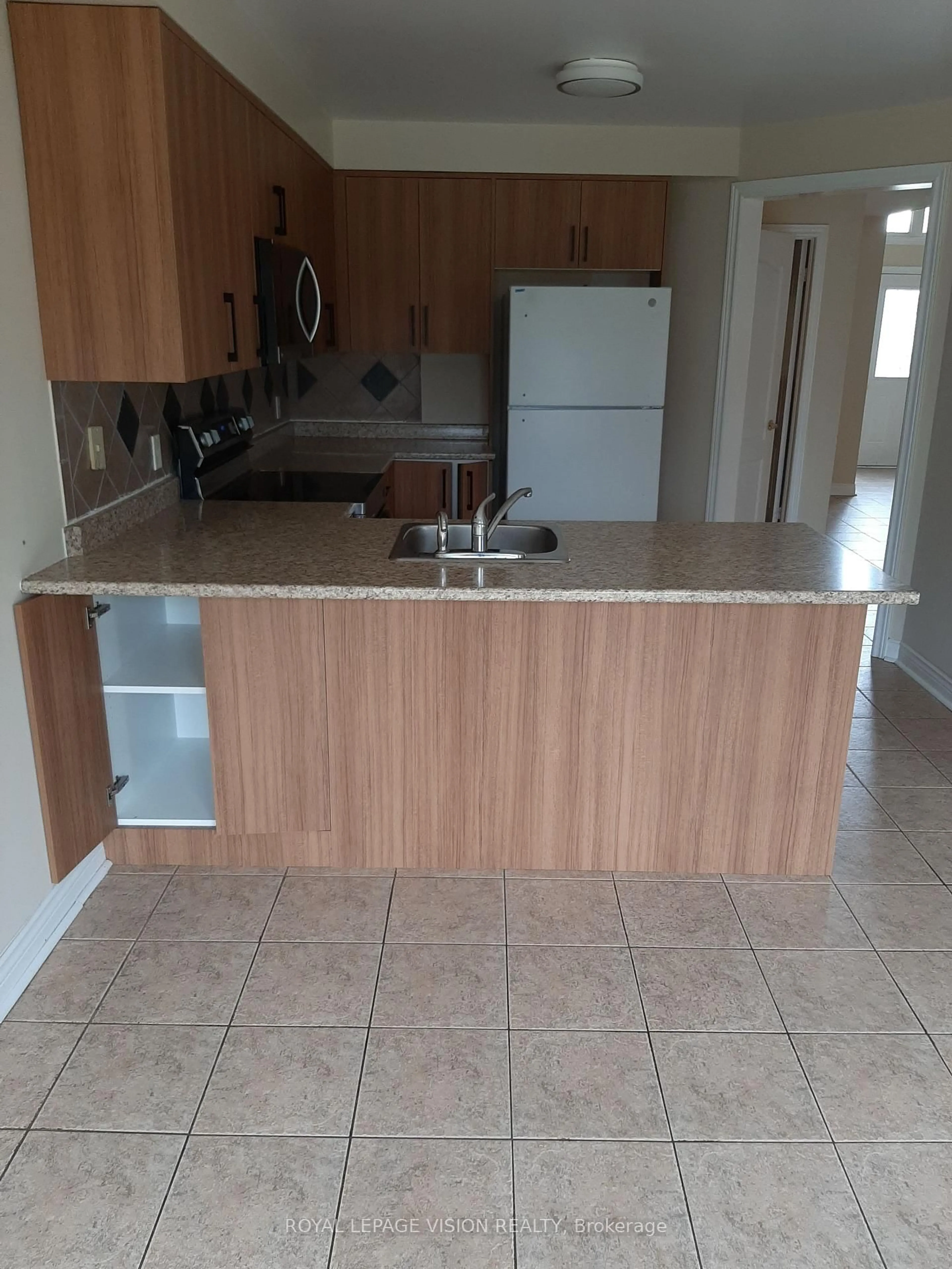 Standard kitchen, unknown for 29 Tracey Crt, Whitby Ontario L1R 3R3