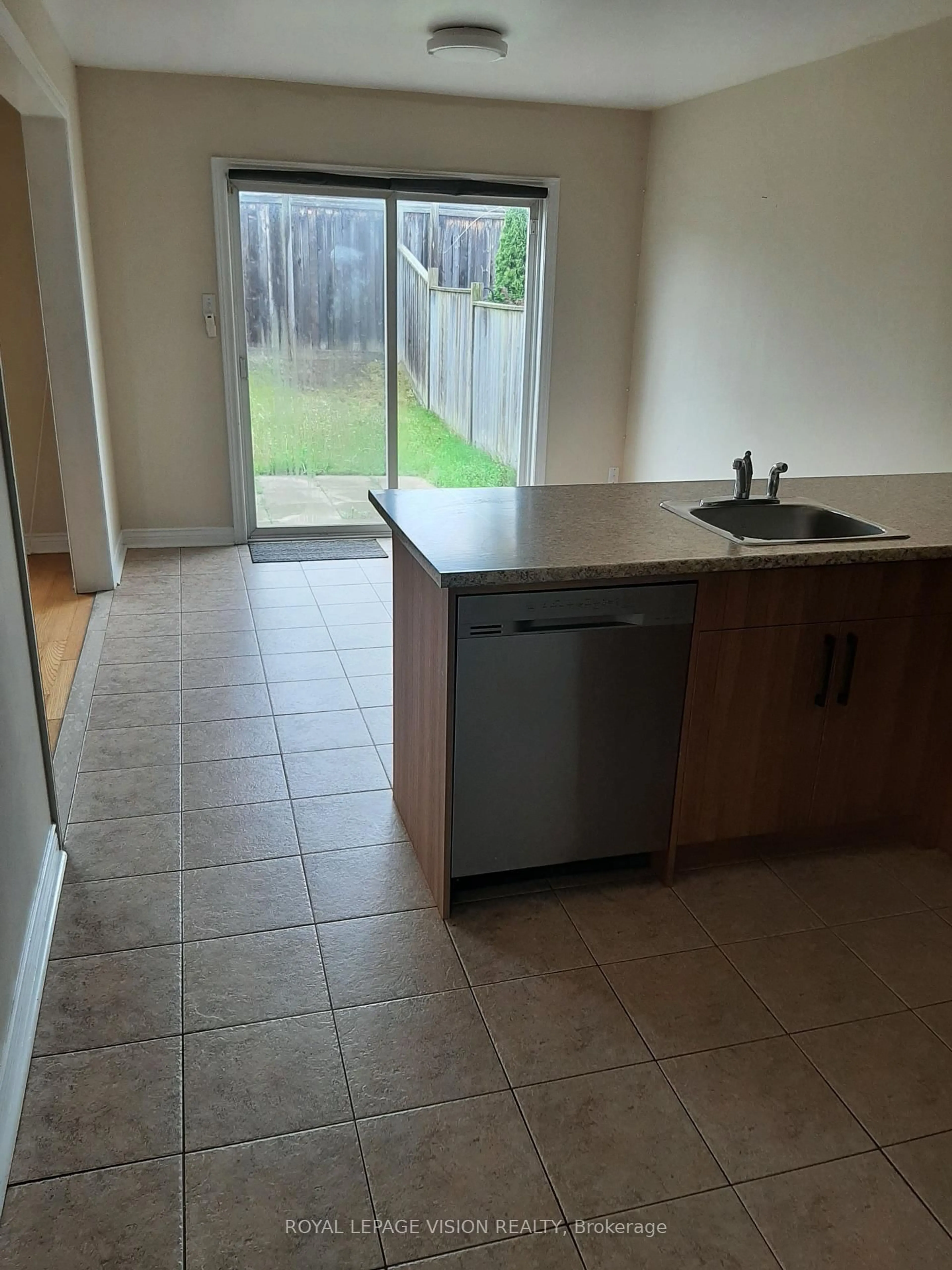 Standard kitchen, unknown for 29 Tracey Crt, Whitby Ontario L1R 3R3